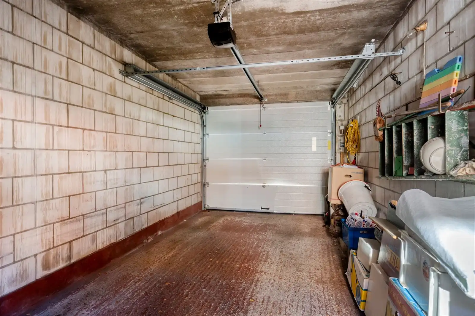 Woning in rusige woonwijk met aparte garage foto 36