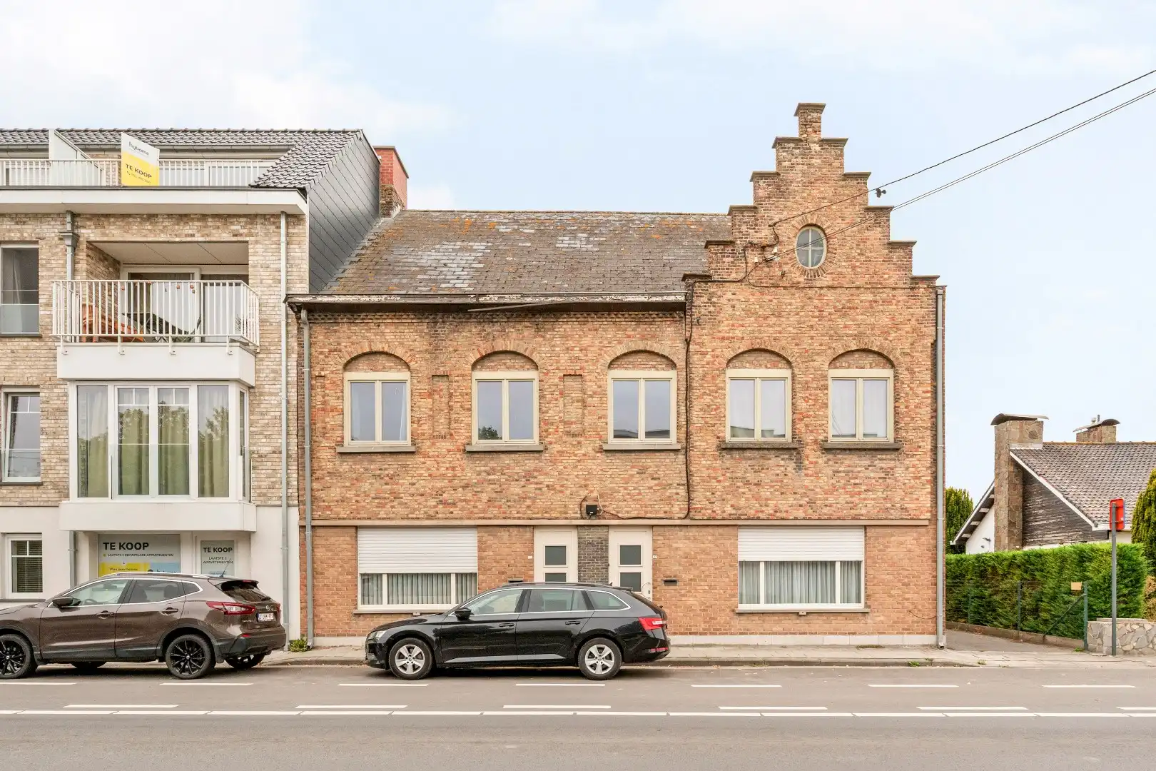 Opbrengsteigendom bestaande uit 2 ruime woningen, 3 garage en grond. foto 2