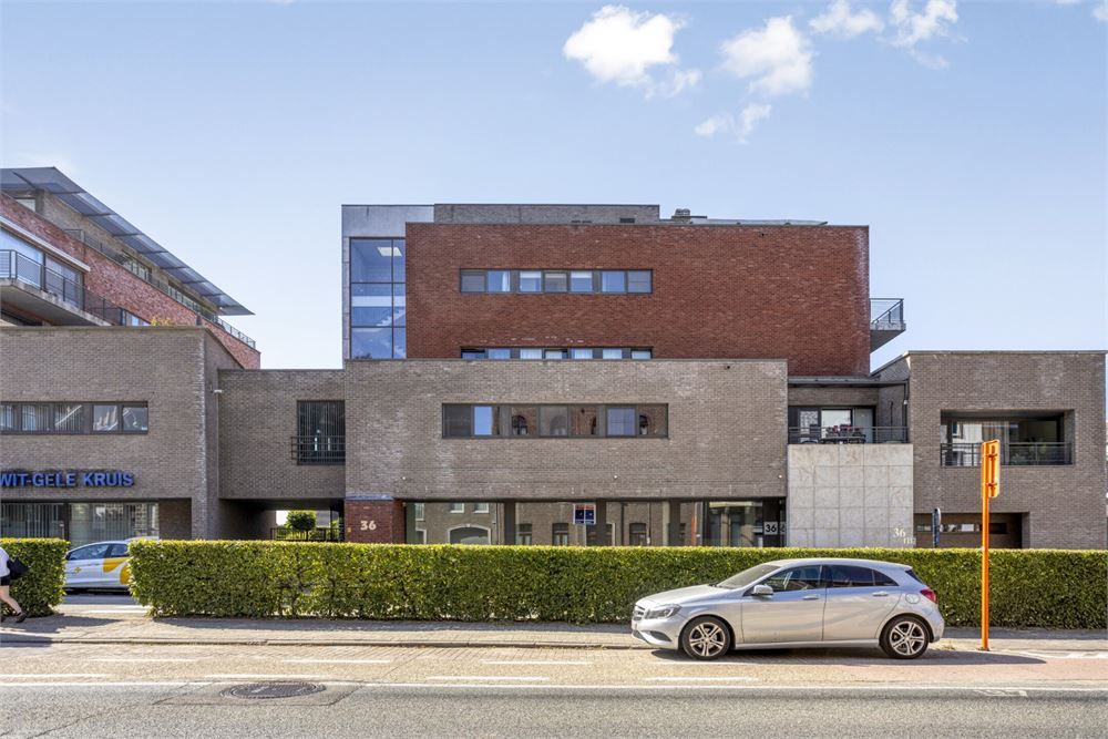 Ruime kantoor- of winkelruimte met opslagmogelijkheden foto 12