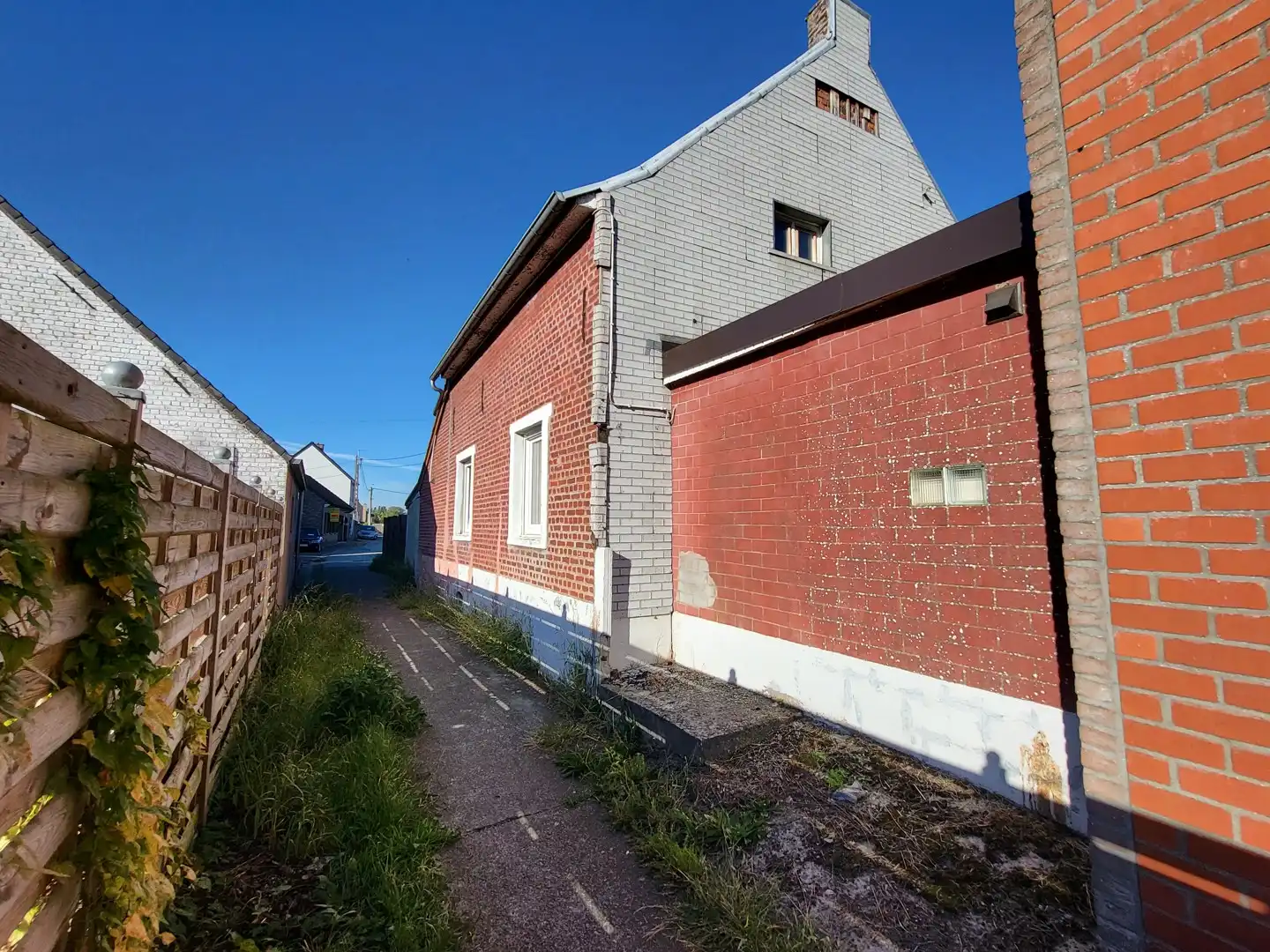 Halfopen bebouwing met 3 slaapkamers en zonnig tuintje in rustige dorpskern. foto 3