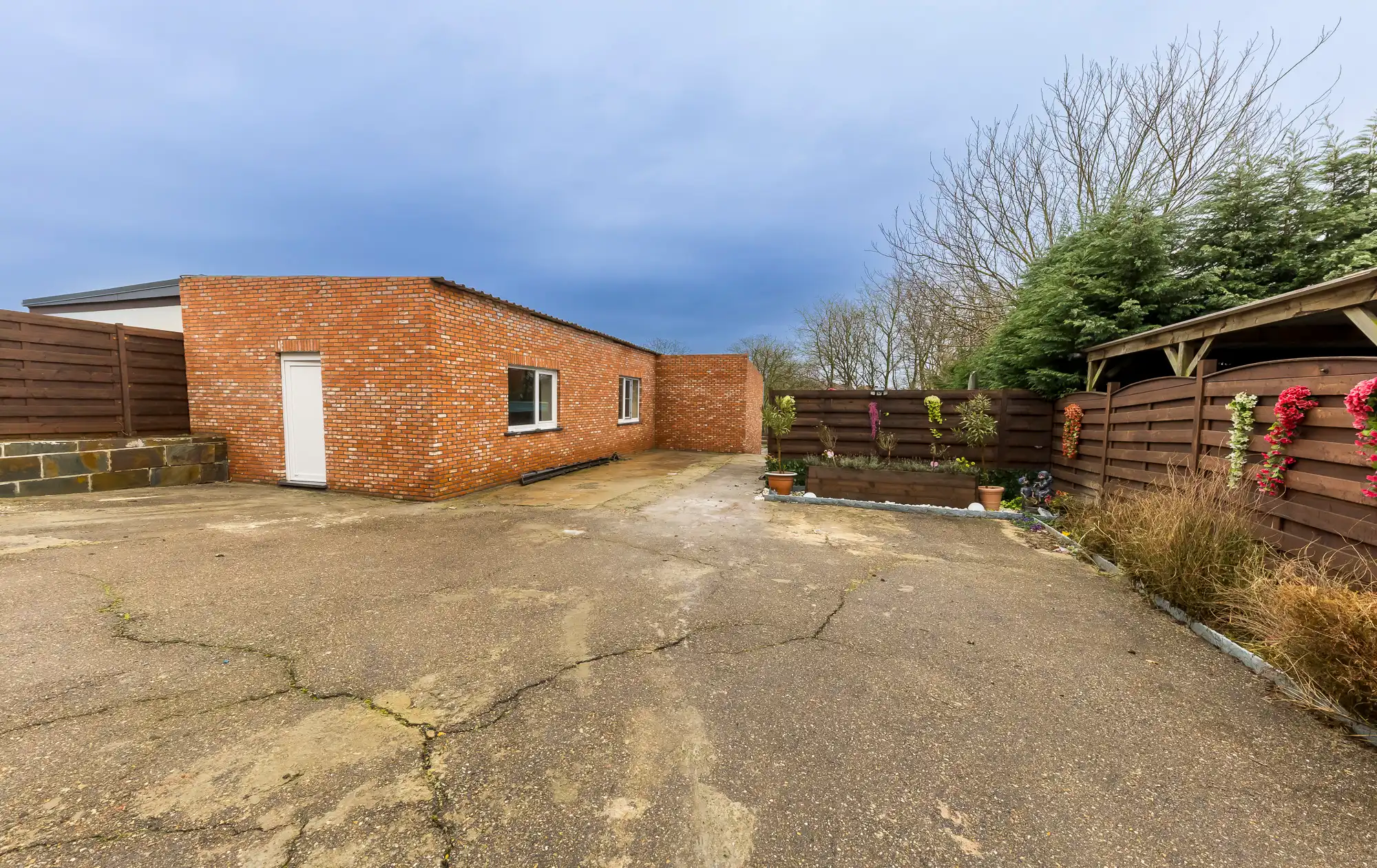 TE KOOP: Goed gelegen (halfopen) woning met bijgebouw van 90m2 te Lanklaar foto 9