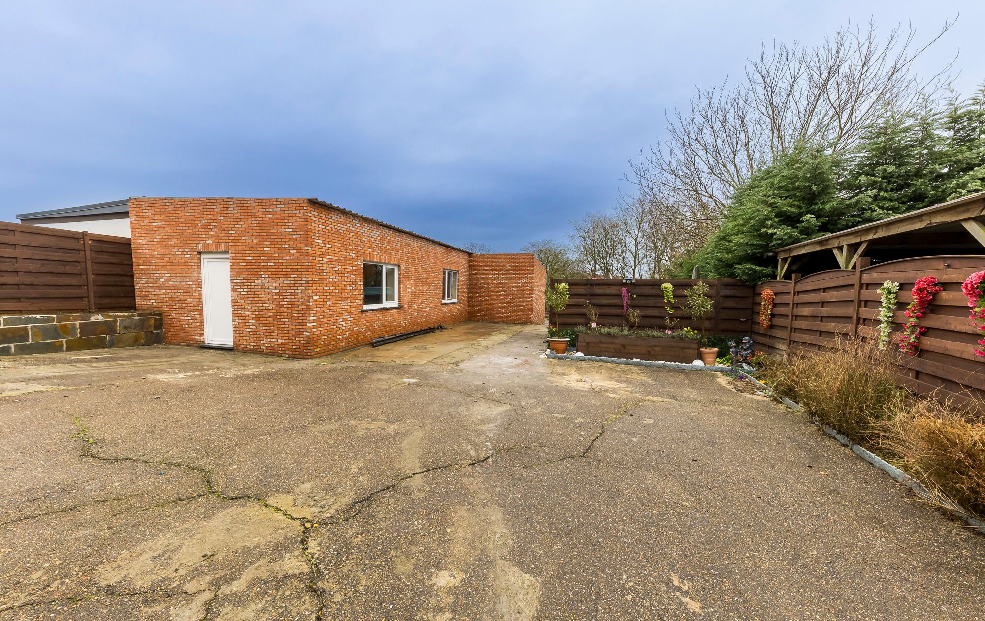 TE KOOP: Goed gelegen (halfopen) woning met bijgebouw van 90m2 te Lanklaar foto 9