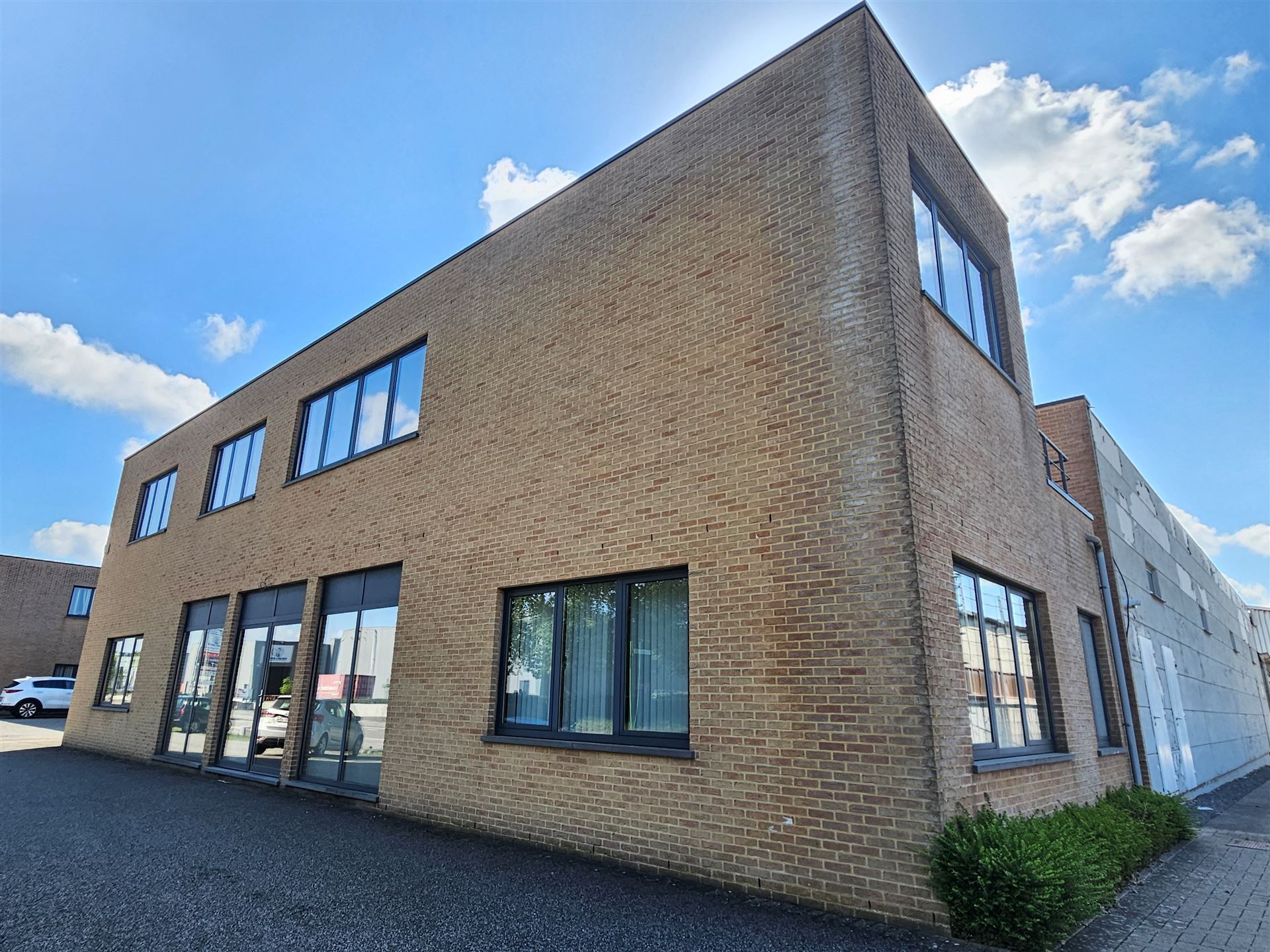 bedrijfsgebouw foto 2