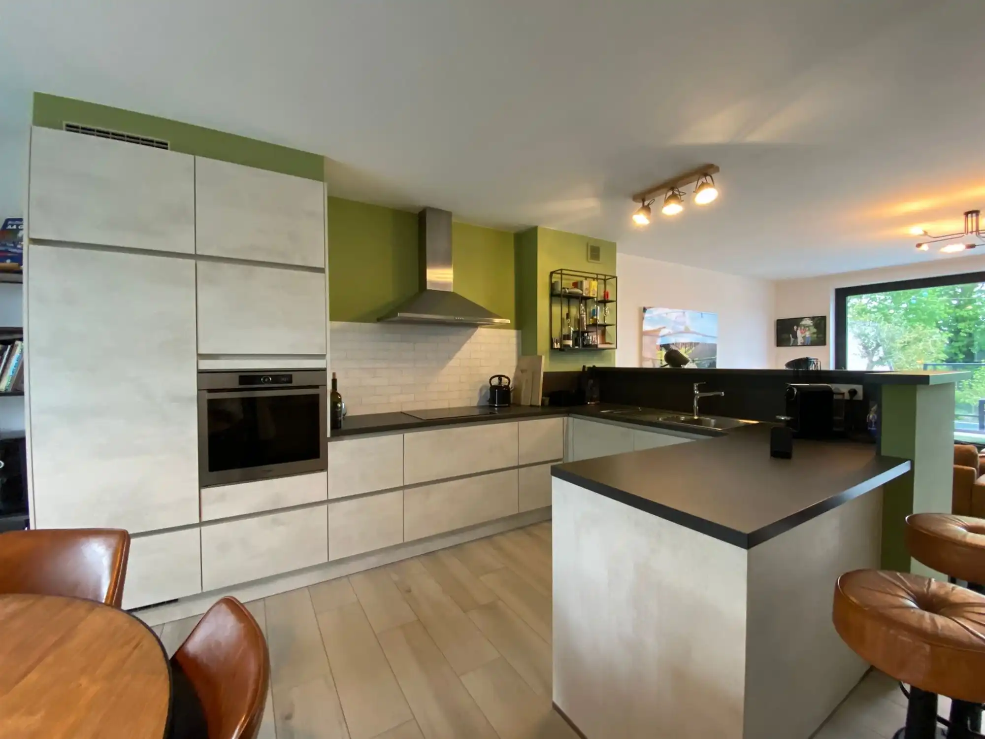 Knappe en ruime bel-etage met 3 slaapkamers, grote garage en tuin. foto 7