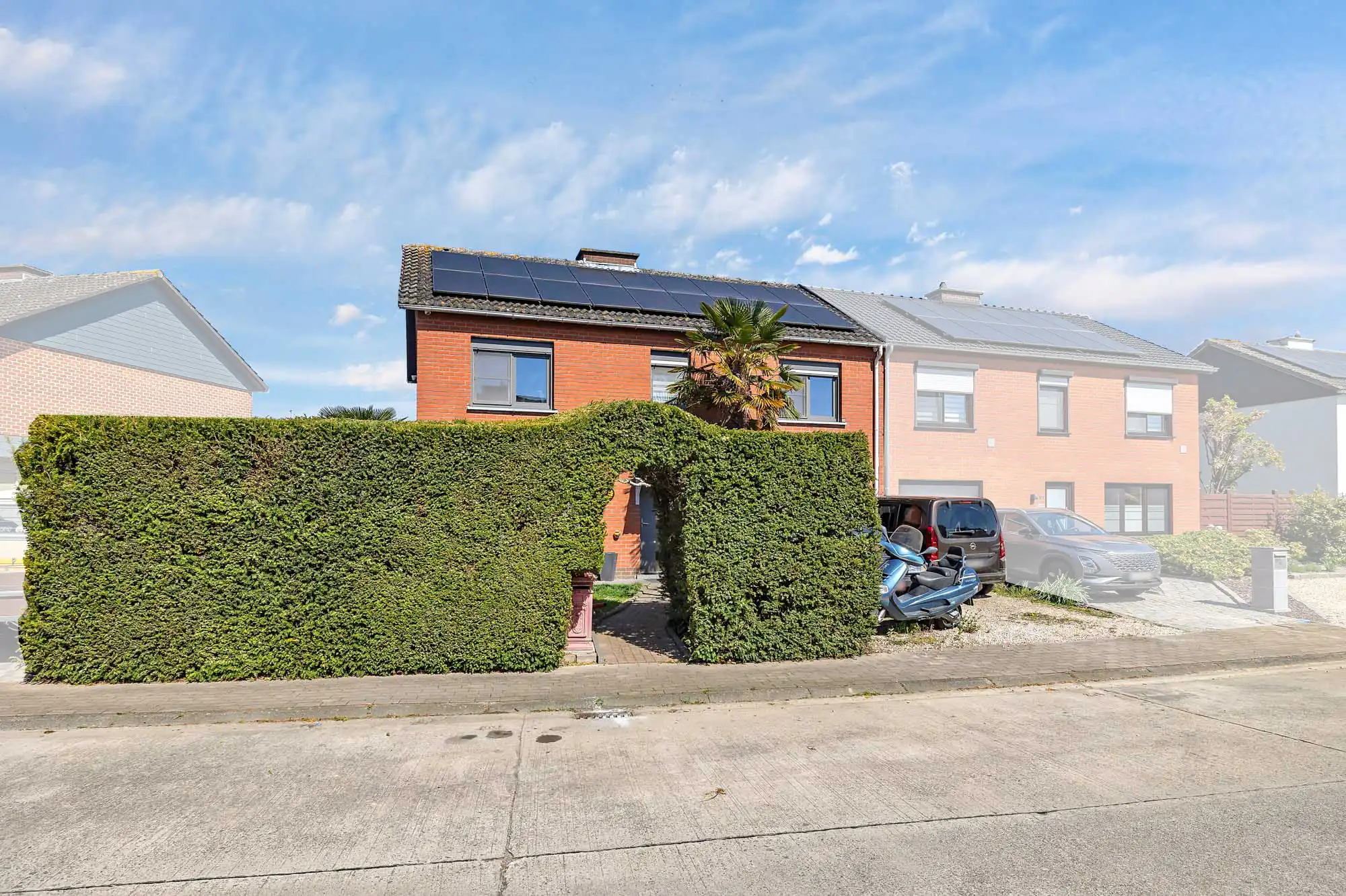 Ruime woning gelegen nabij centrum Geraardsbergen. foto {{pictureIndex}}