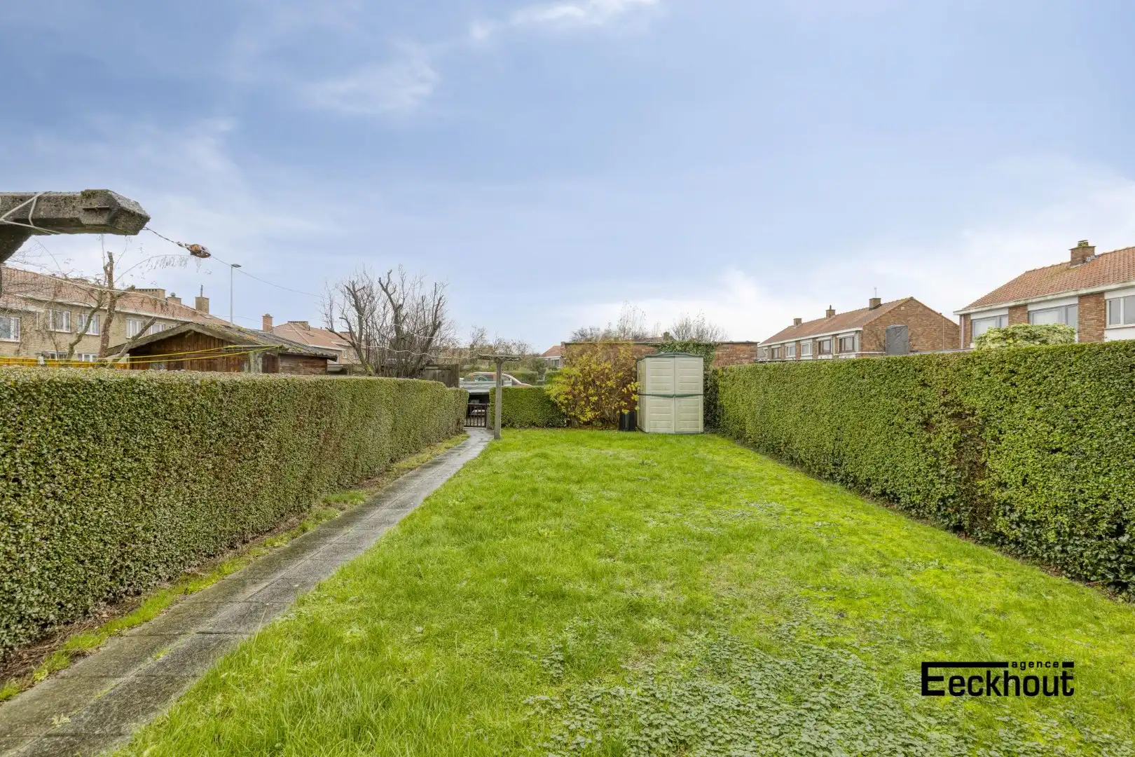 Gezellige rijwoning met ruime tuin op gegeerde locatie! foto 2