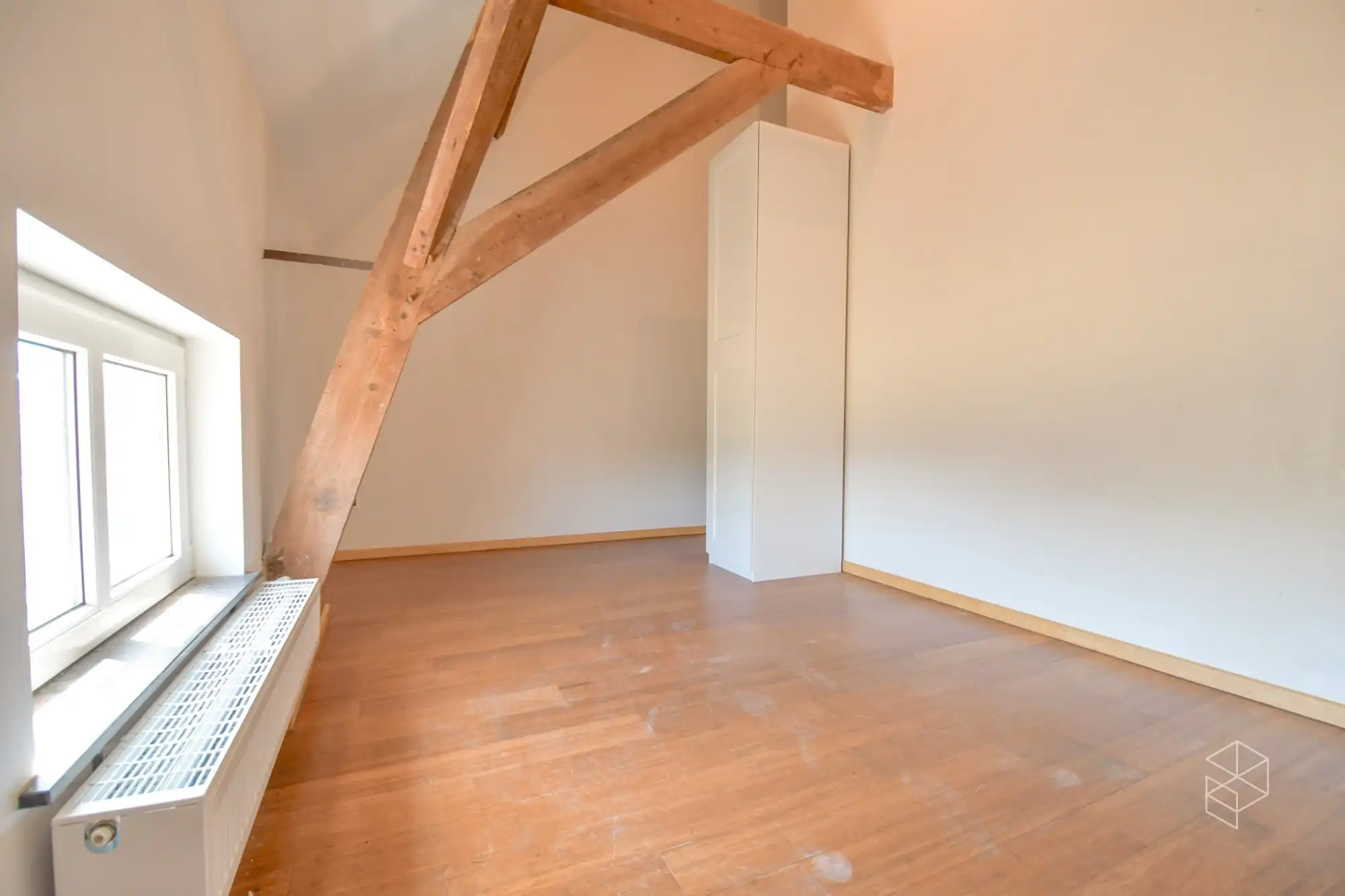 Ruime charmante woning met 4 GROTE slaapkamers, garage en een grote zuidwest gerichte tuin foto 12