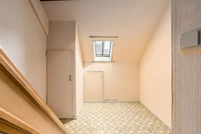 Hooglede-centrum. Charmante | ruime | half open bebouwing op 740m2 met > 4 slaapkamers, apart bijgebouw van +/- 60m2. Ideaal voor gezinnen / extra polyvalente ruimtes, ideaal gelegen. foto 16