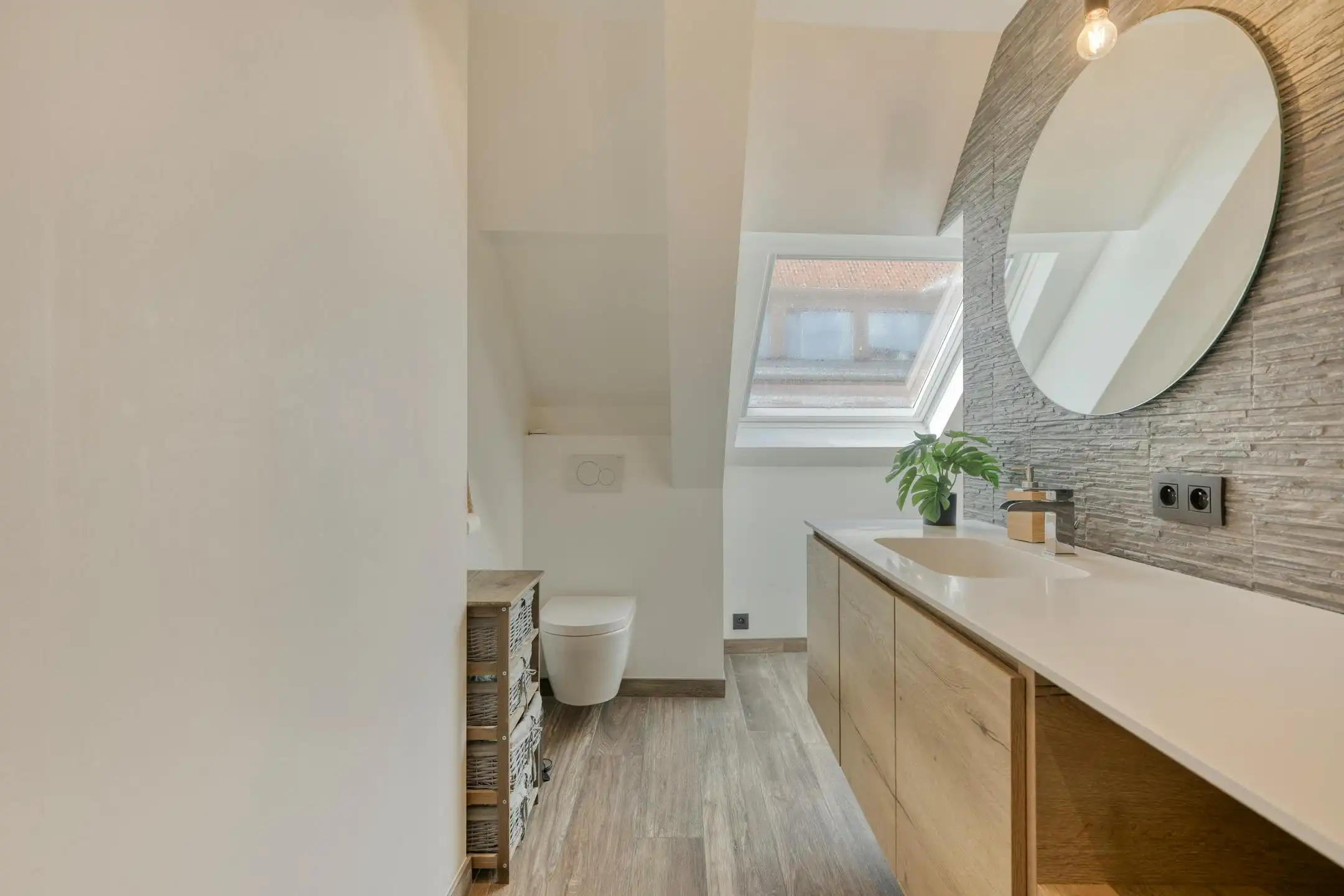 Instapklare woning met garage te koop in Heule! foto 12