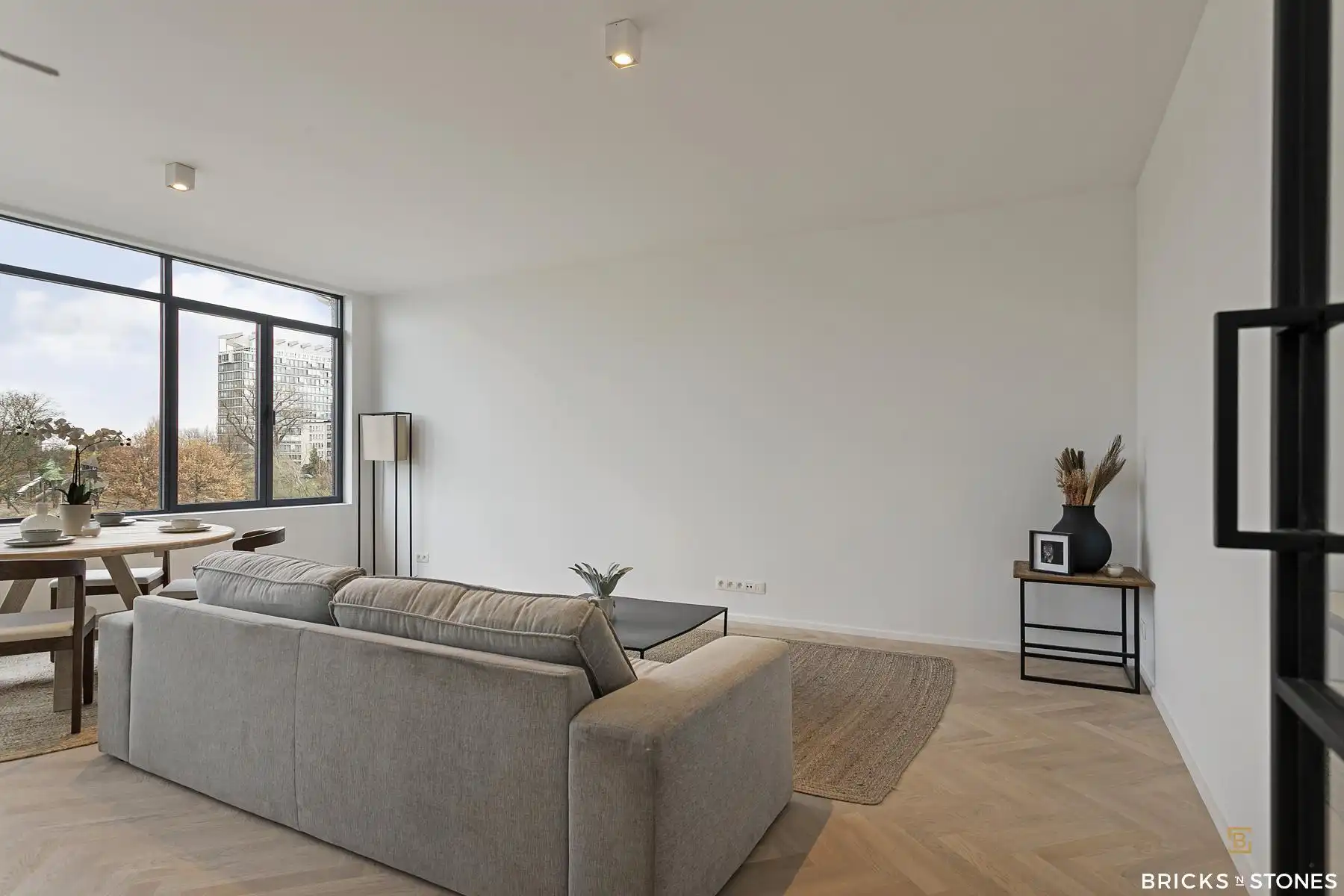 Ruim gerenoveerd 2-slaapkamer appartement met prachtig zicht foto 3