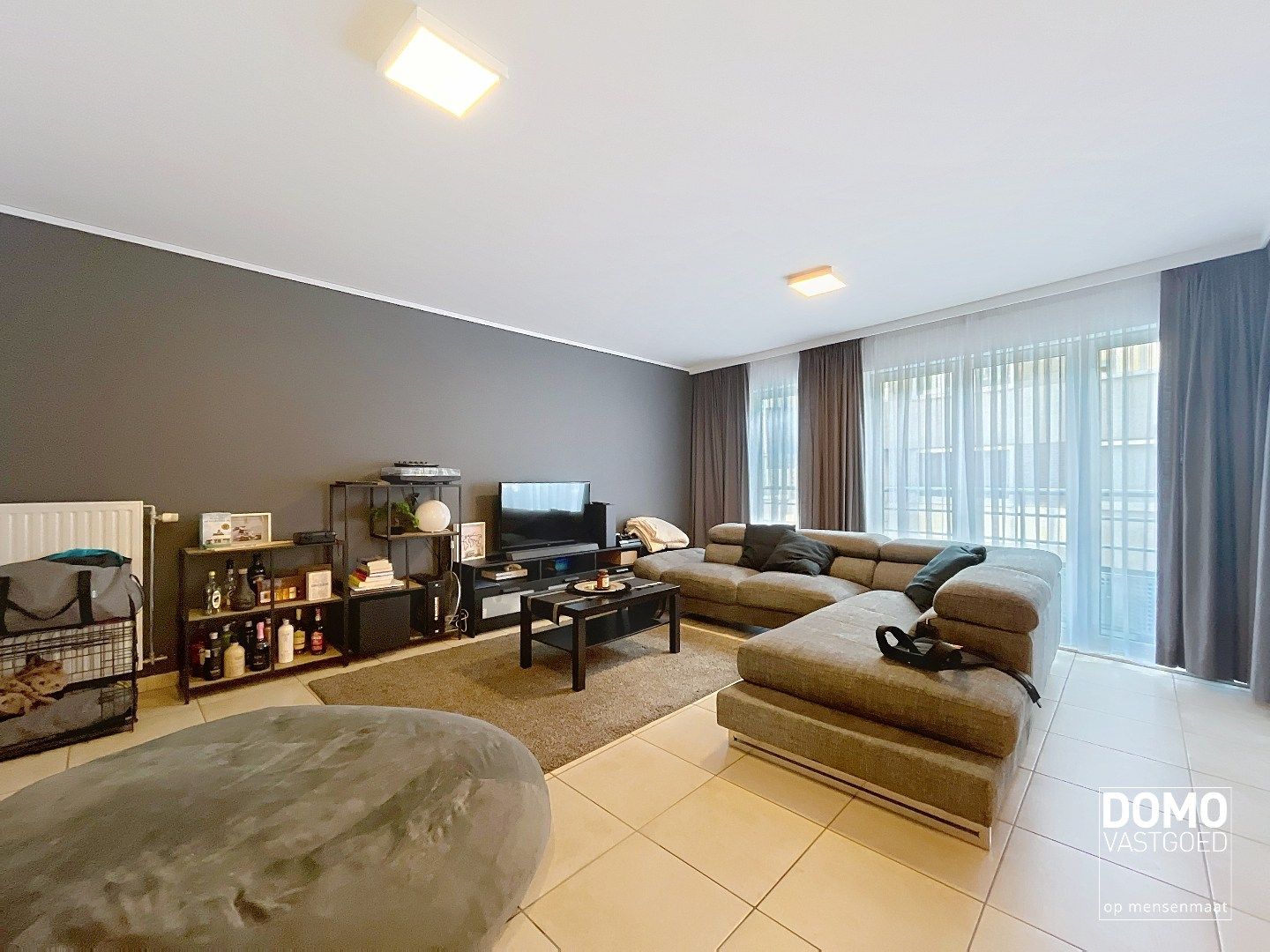 RUIM APPARTEMENT MET TERRAS, 2 SLAAPKAMERS EN PARKEERPLAATS IN HET CENTRUM VAN HASSELT  foto 2