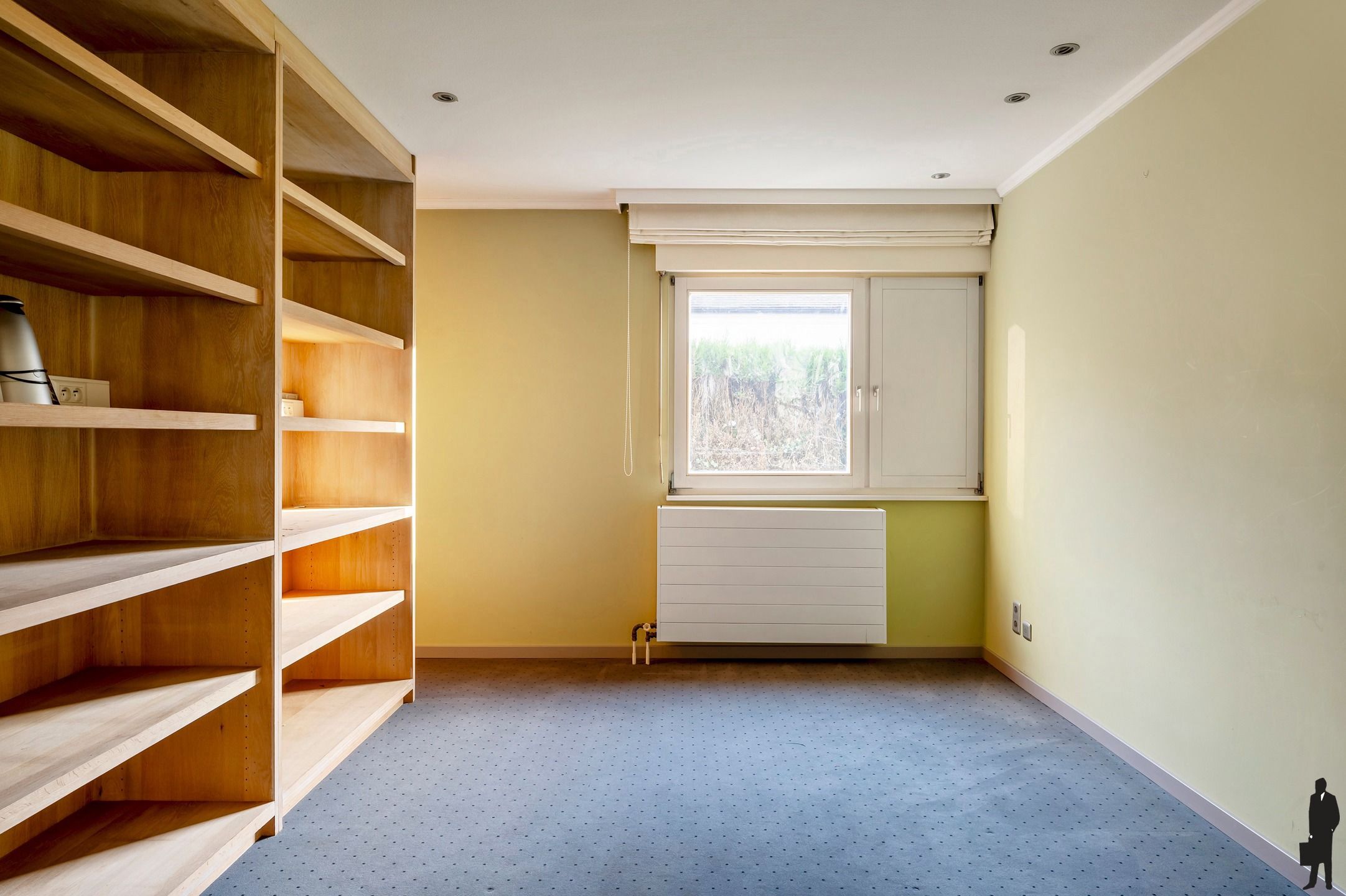 Een volledig te renoveren gelijkvloerse villa (heden kantoor) op ca. 2.438 m² foto 9