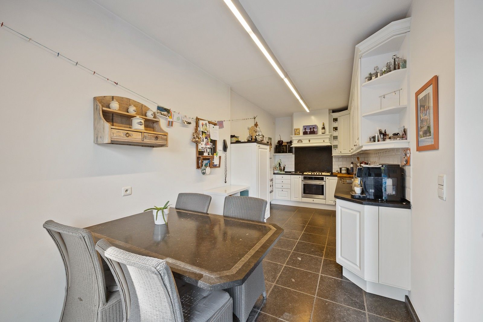 Volledig gemeubeld en instapklare woning met 3 slaapkamers en zeer leuke en zonnige tuin. foto 5