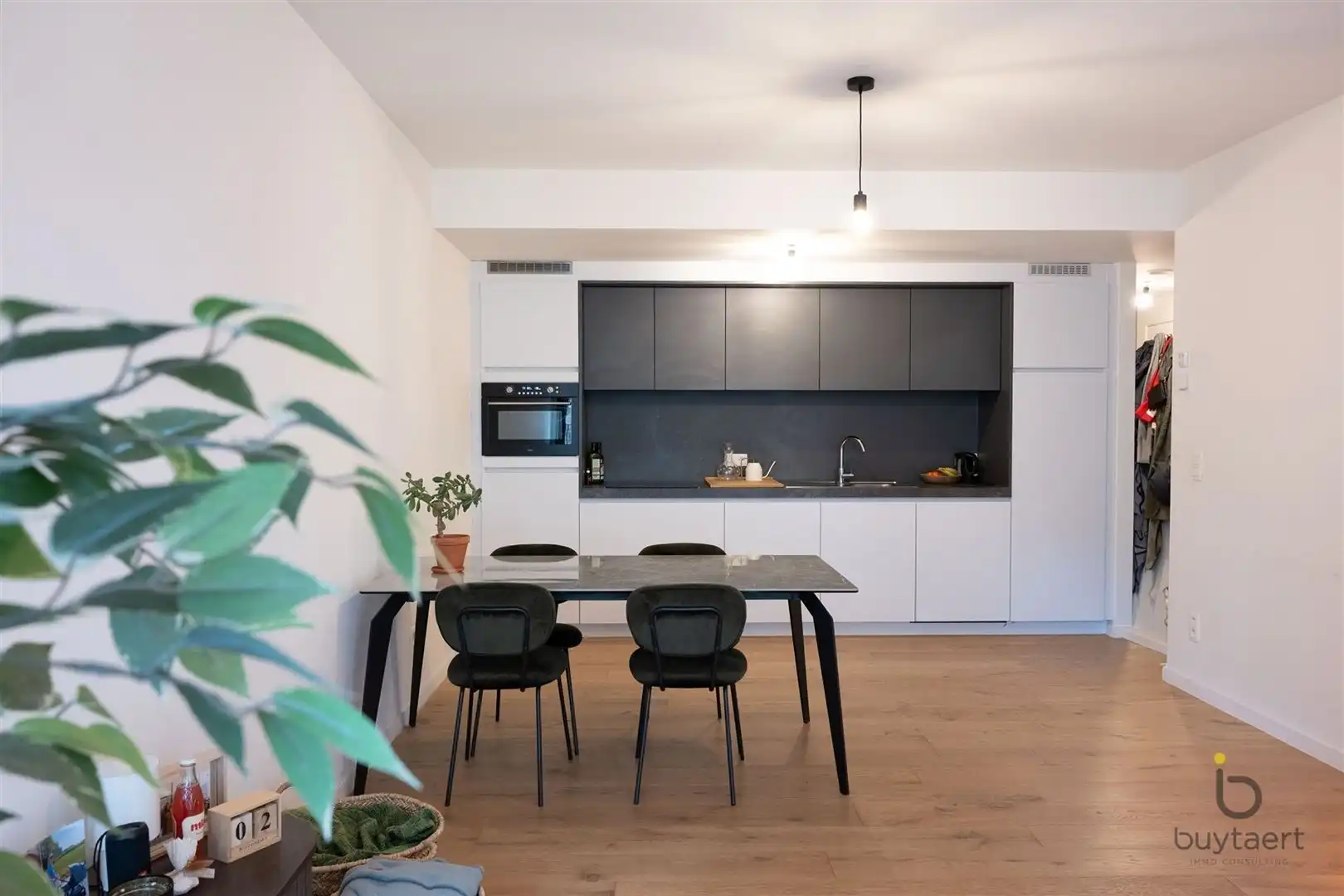 Stijlvol 1-slaapkamer appartement met terras en zicht op Kempisch Dok foto 3