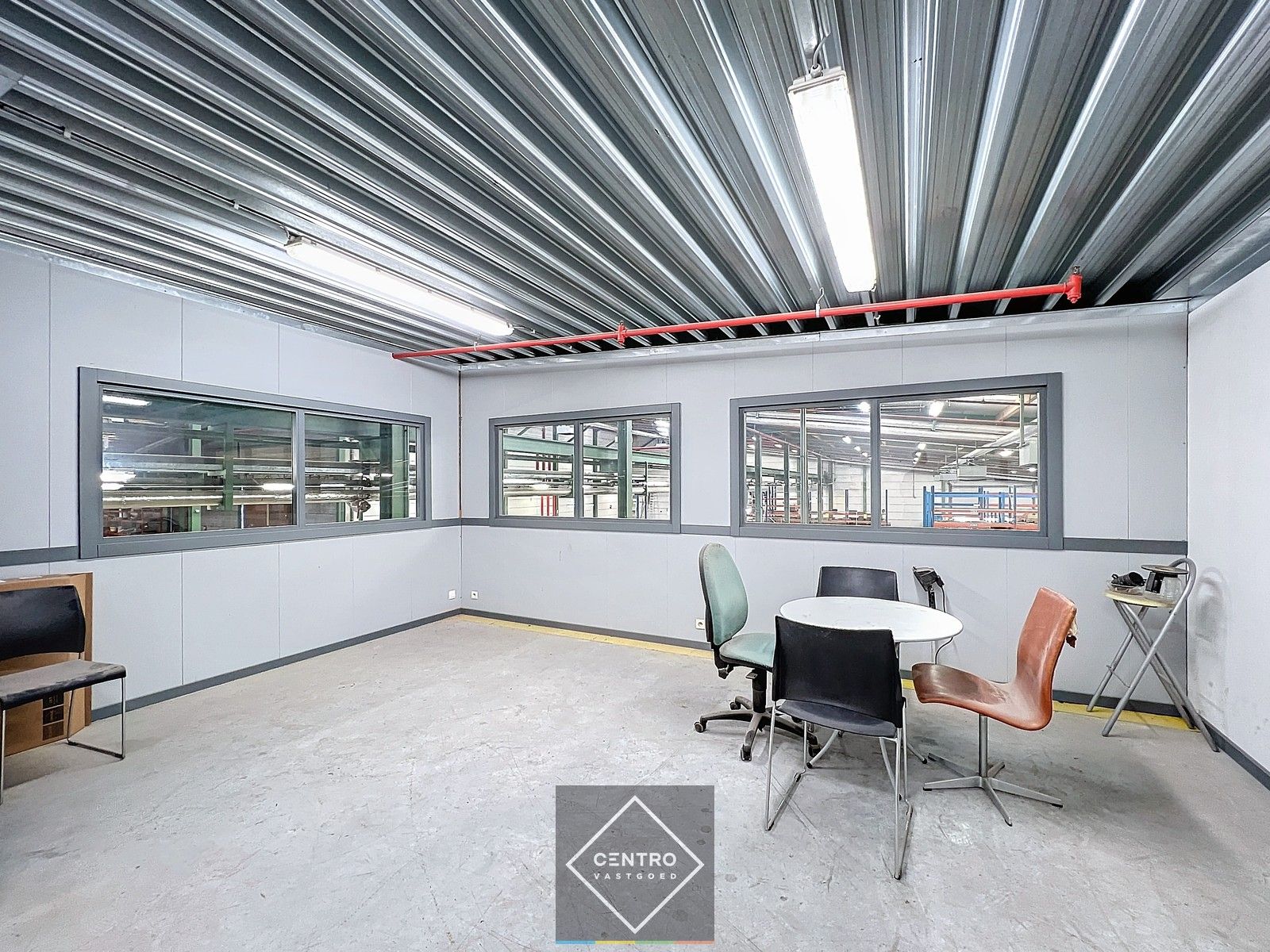 Instapklaar BEDRIJFSGEBOUW bestaande uit een geïsoleerd MAGAZIJN (± 2.935m²) met KANTOORGEBOUW (± 305m²). Ruim verhard buitenterrein én 2 rolbruggen. Op industriezone te Houthulst. foto 43