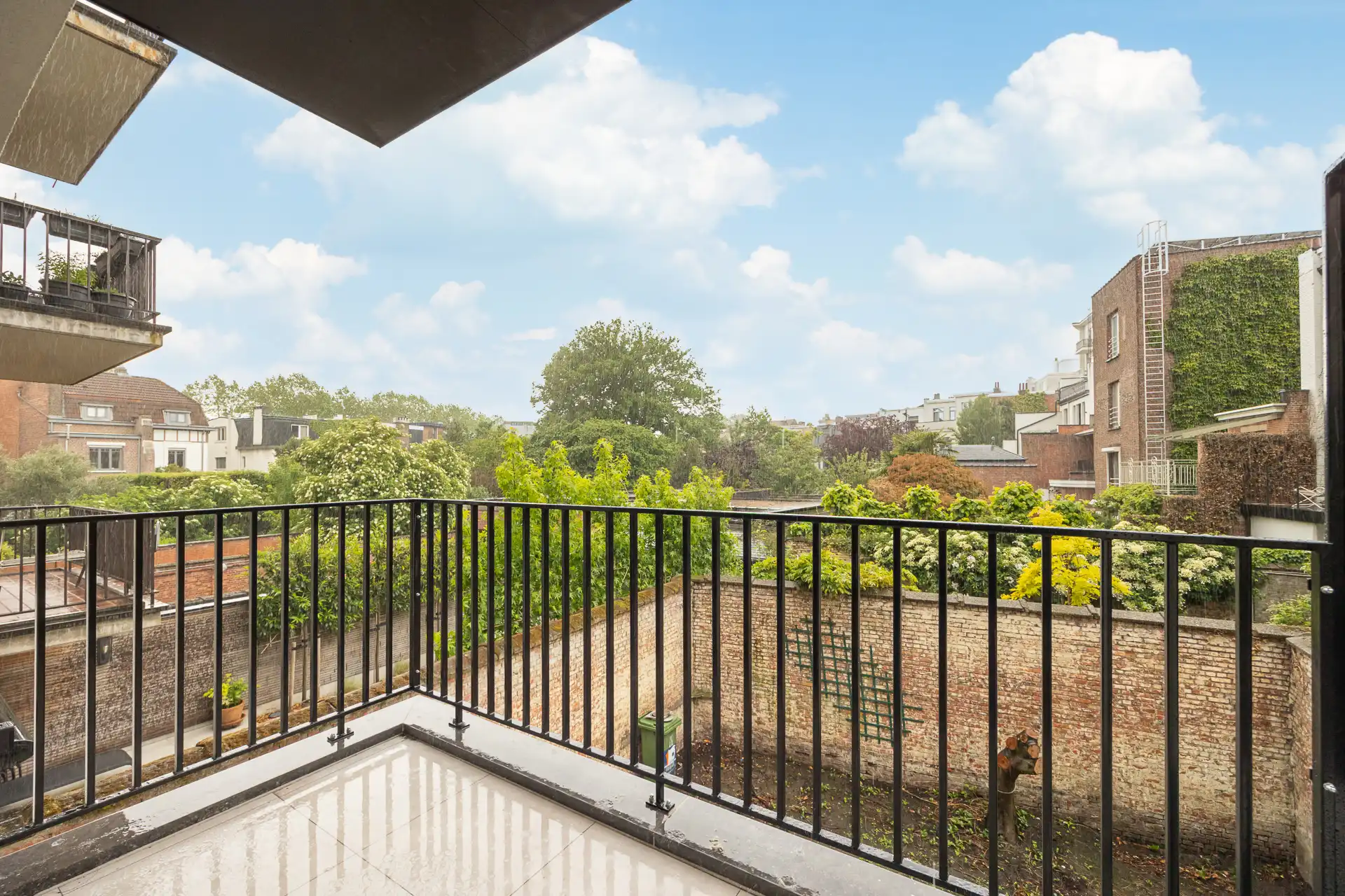 Ruim kwalitatief gerenoveerd 2 slpkappartement met ZW-terras foto 9