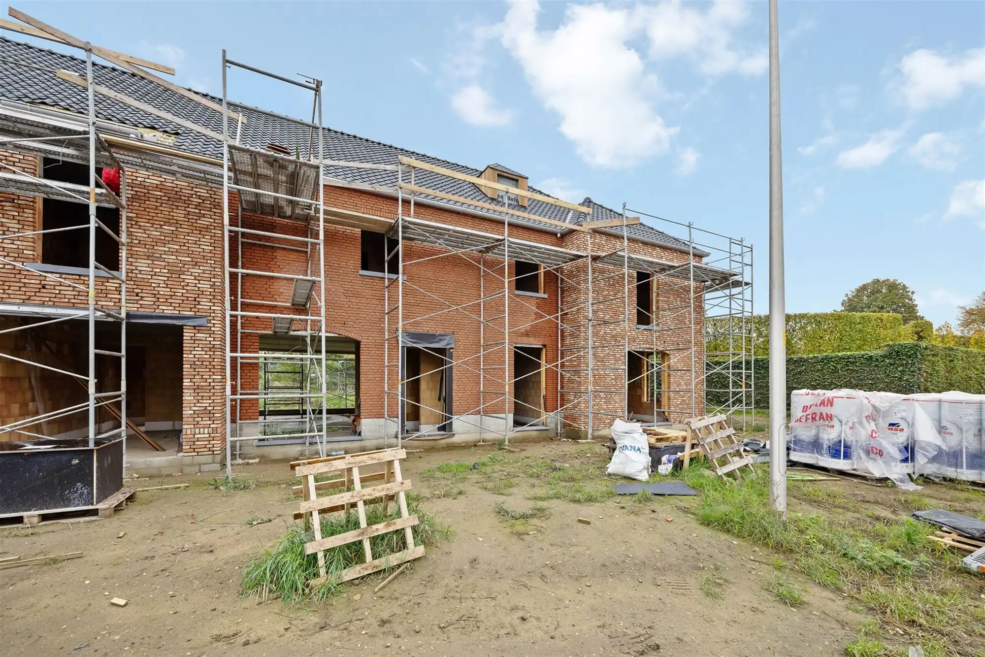 NIEUWBOUWWONING MET 3 SLAAPKAMERS UITERST CENTRAAL DOCH RUSTIG GELEGEN TE ZONHOVEN foto {{pictureIndex}}