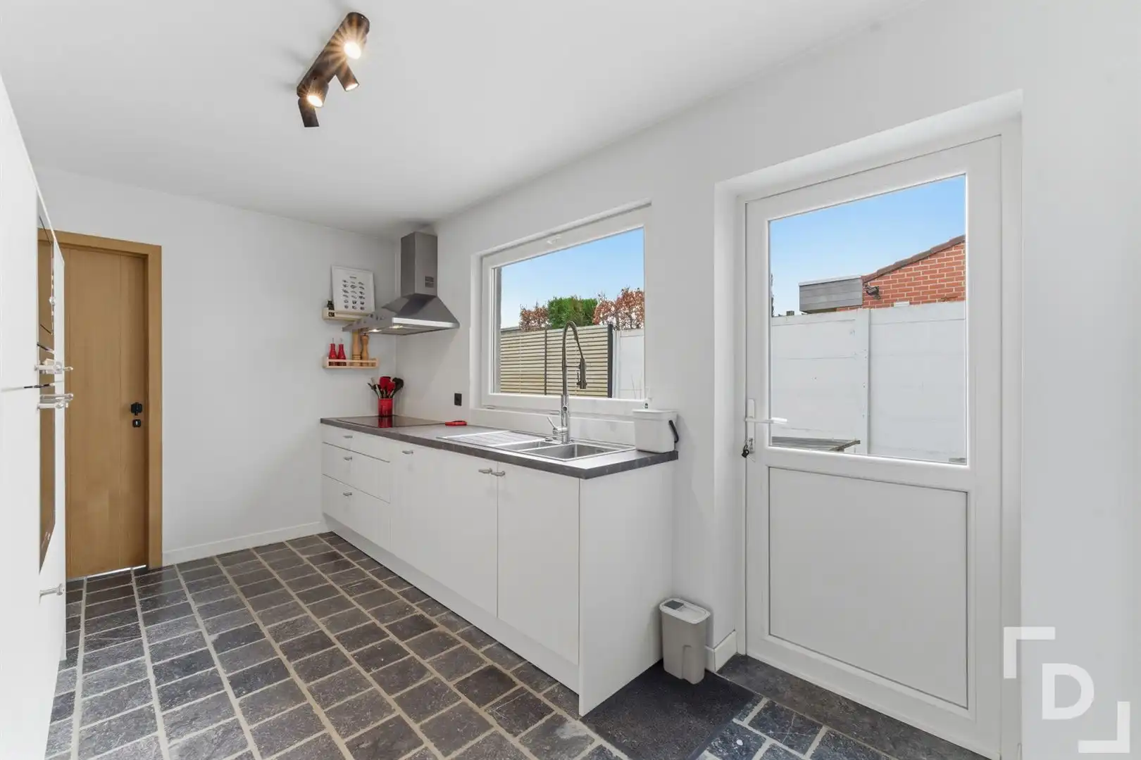 Gerenoveerde HOB met 3 slaapkamers en tuin te koop in Sint-Jan. foto 15