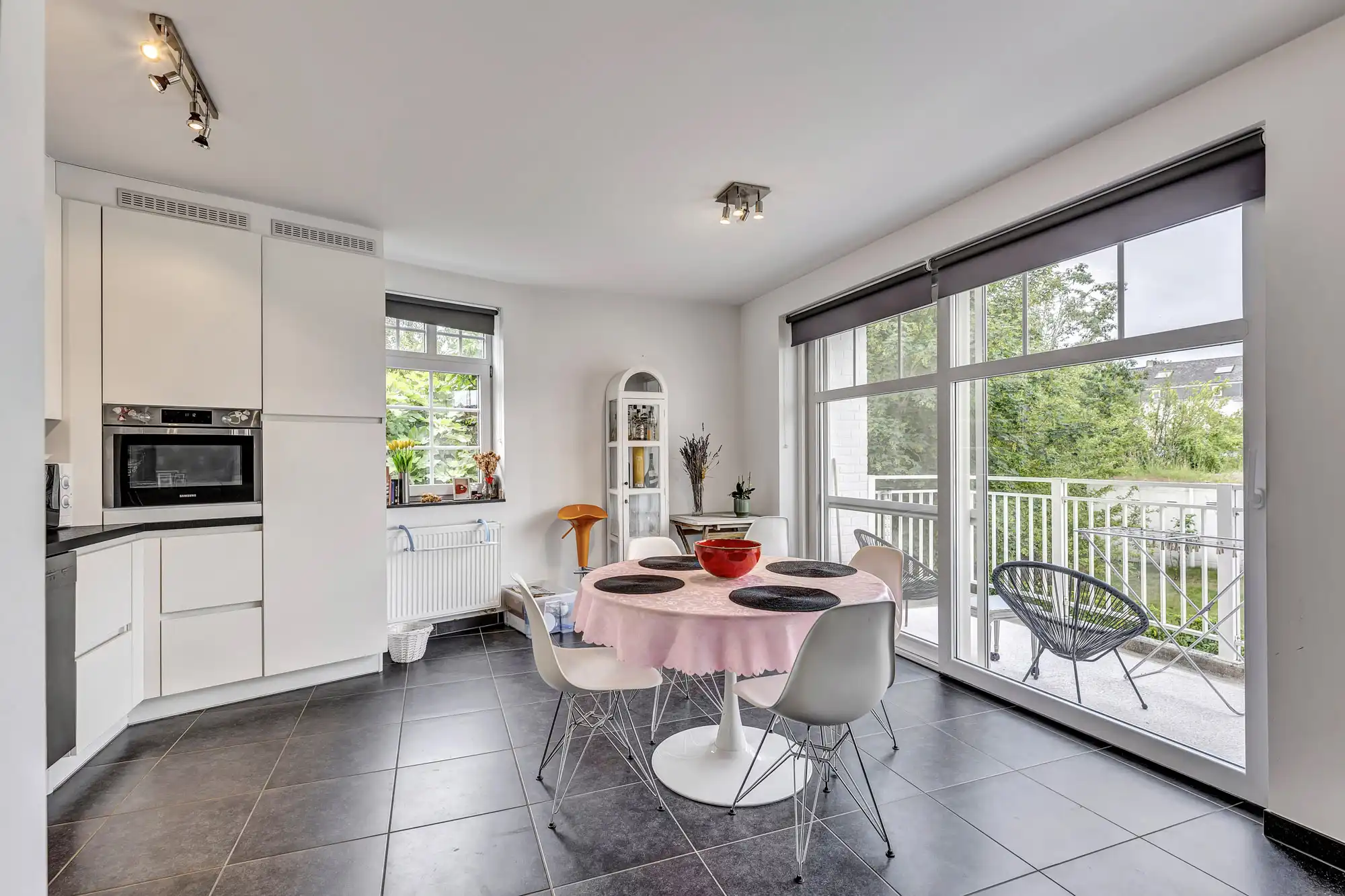 Ruim appartement met vier slpks, terras en autostaanplaats foto 8