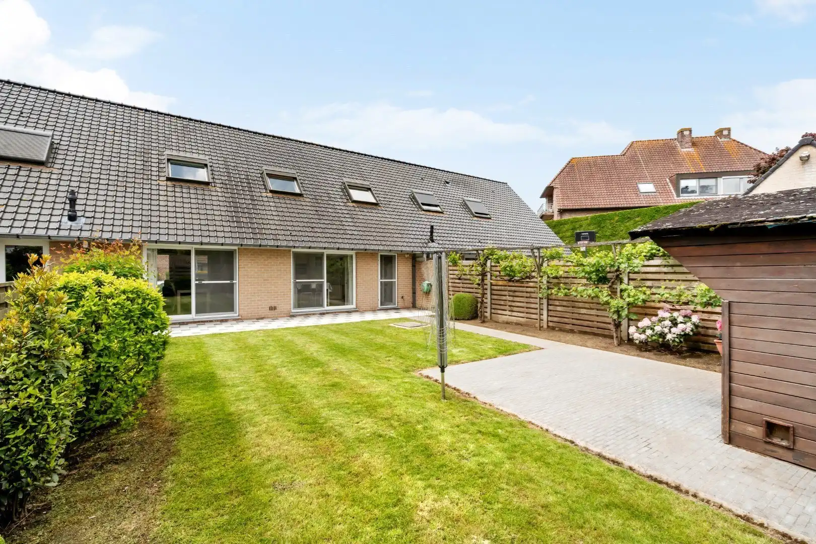 Verzorgde woning met 4 slaapkamers, garage met oprit en tuin in Poperinge foto 3