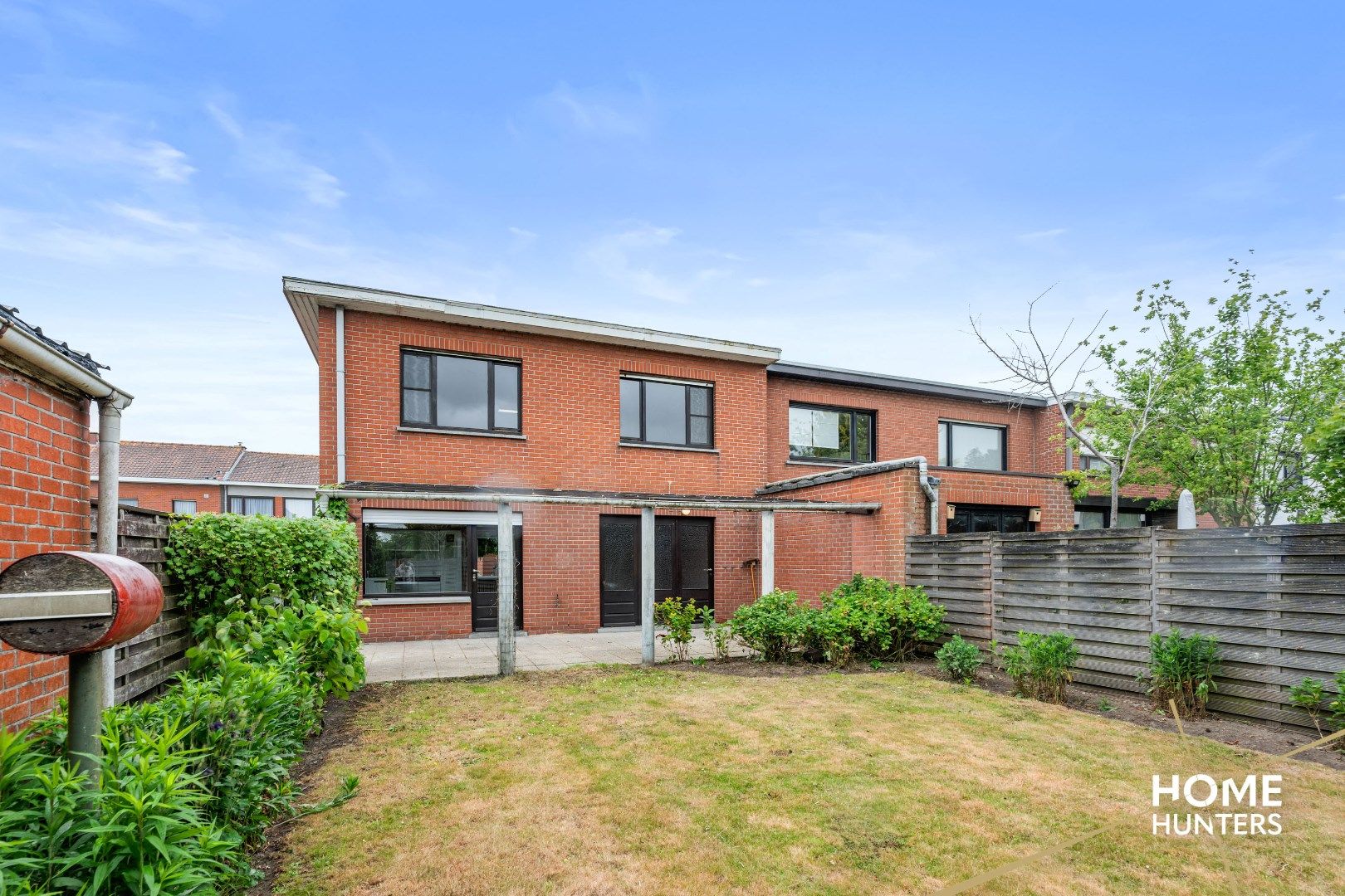 Te renoveren halfopen woning met 4 slaapkamers, 2 garages en veel potentieel te Ieper foto 24