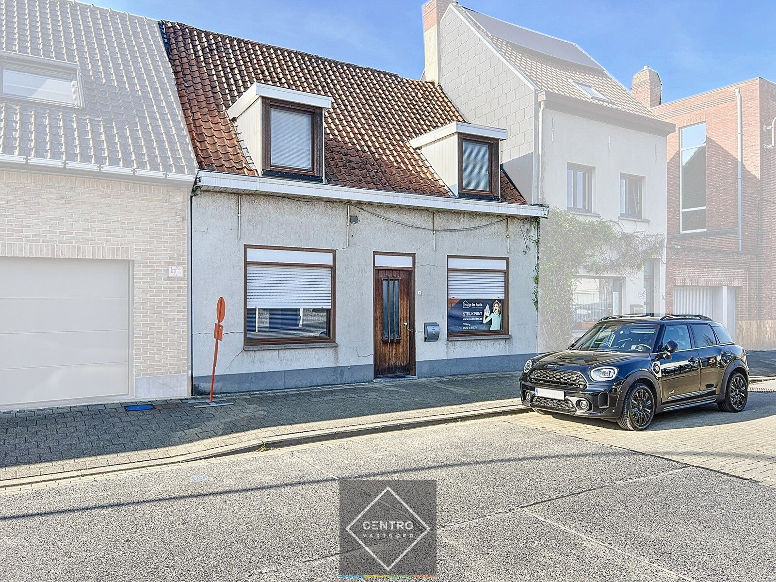 Voor de snelle beslisser! Leuke, BETAALBARE,  verder af te werken STARTERS-woning in het centrum van HEULE. foto 2