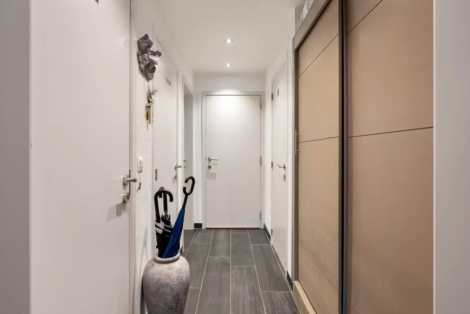 Gelijkvloers INVESTERINGSAPPARTEMENT vlakbij centrum met fraai terras en autostandplaats. foto 5