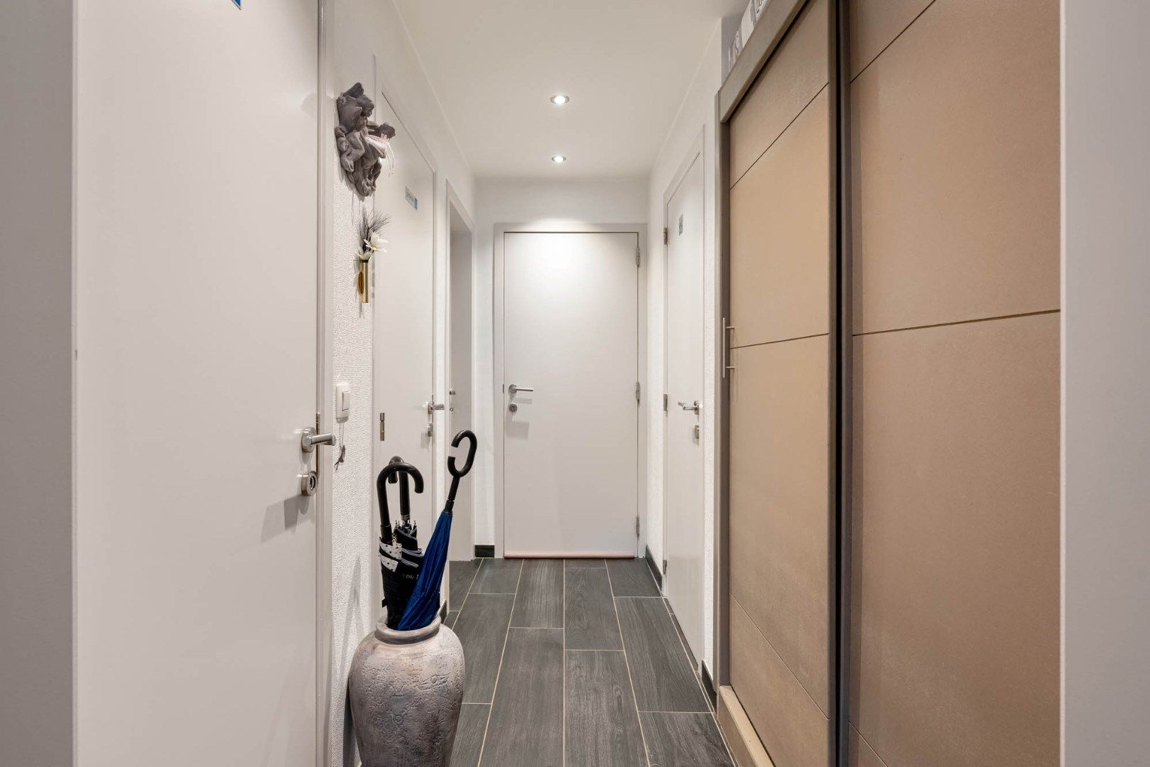 Gelijkvloers INVESTERINGSAPPARTEMENT vlakbij centrum met fraai terras en autostandplaats. foto 5