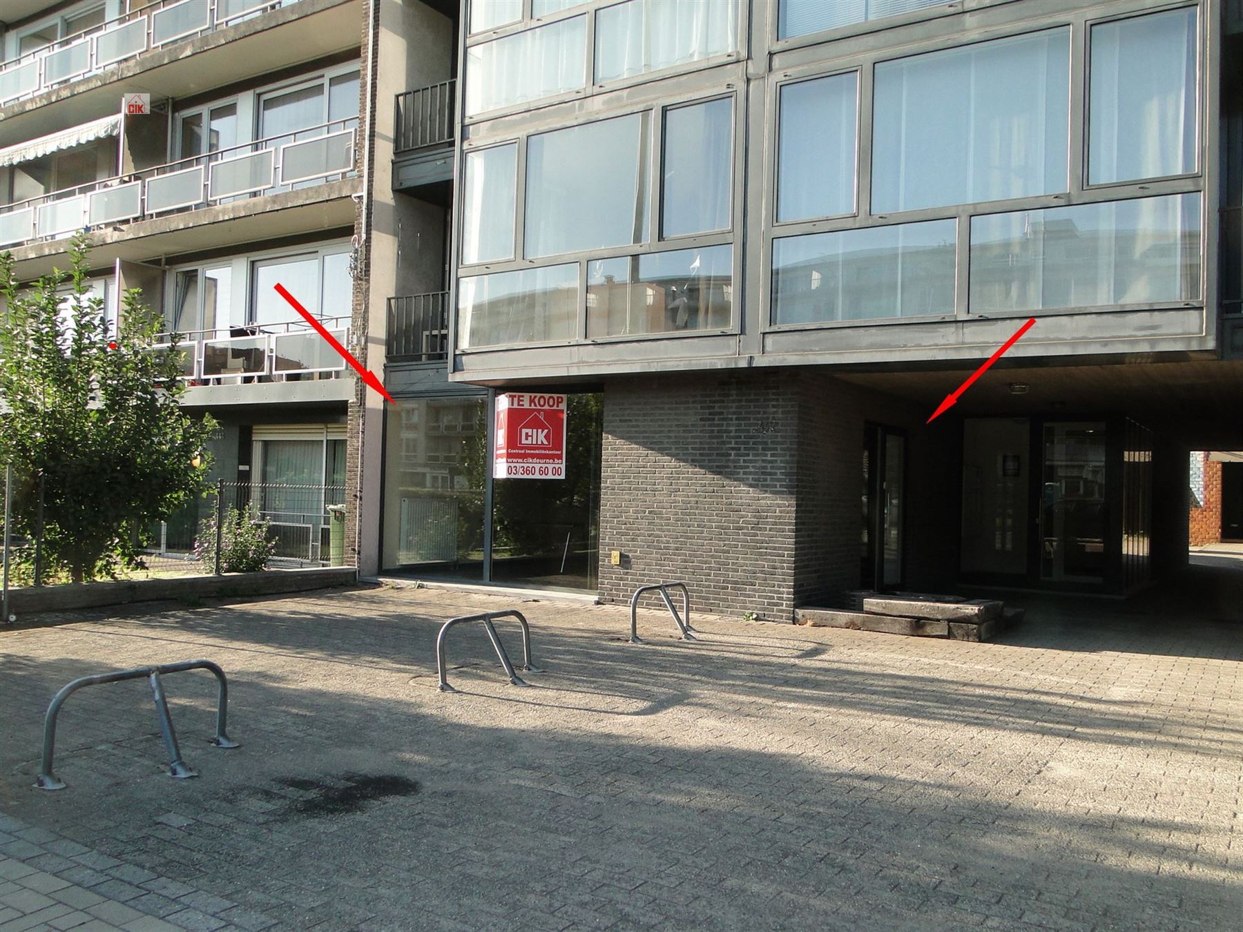 Handelsgelijkvloers met 3 bovengrondse autostaanplaatsen gelegen vooraan het gebouw foto 4