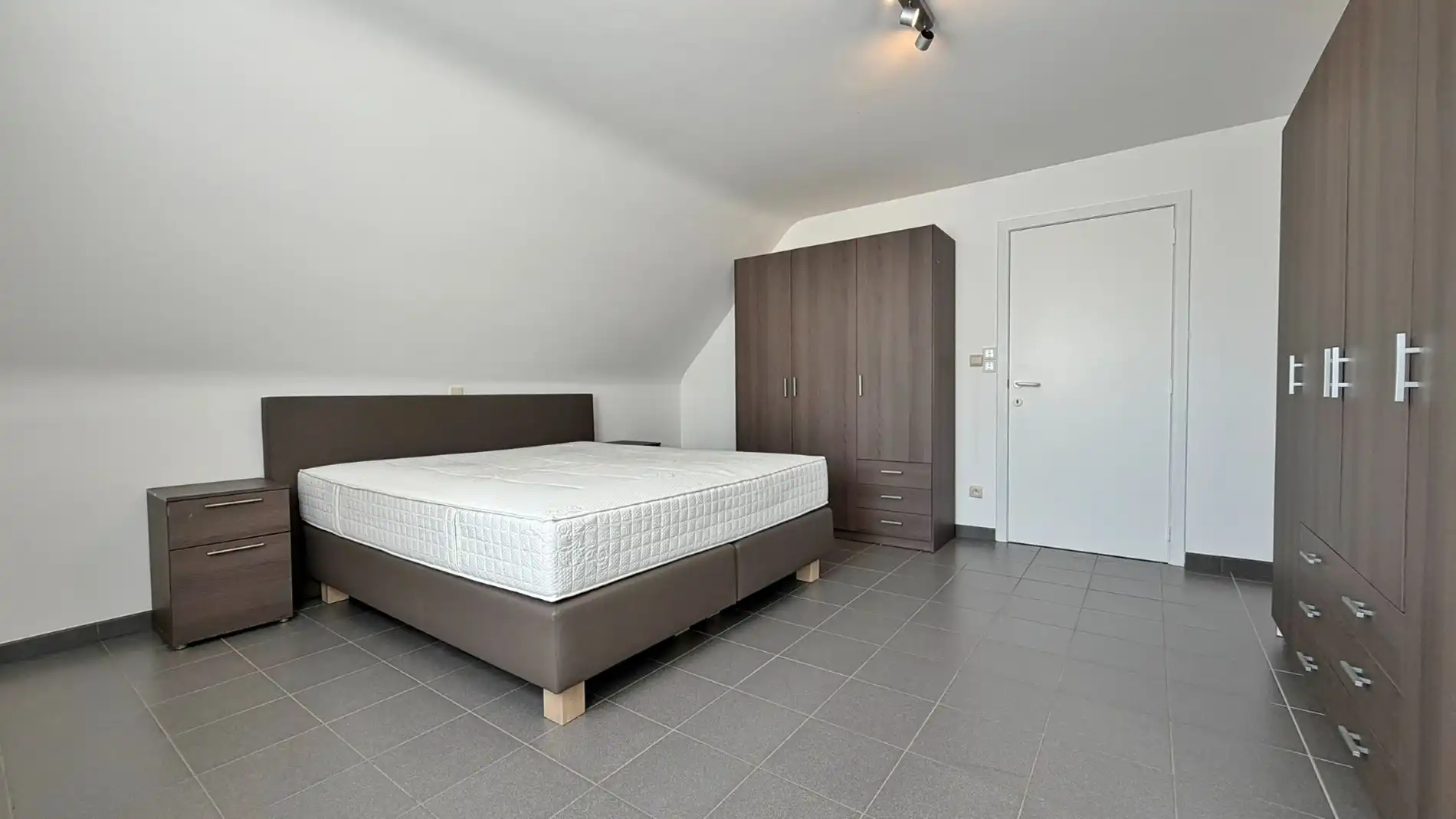 Ruime, zeer goed onderhouden villa met prachtige tuin in rustige doodlopende straat. foto 16