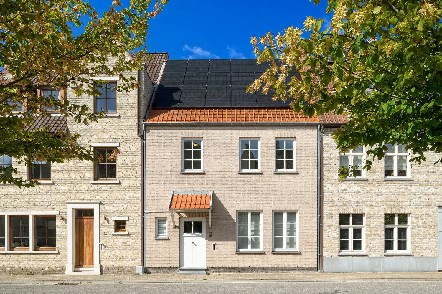 Ruime gezinswoning met 3 slaapkamers, garage  en tuin foto {{pictureIndex}}