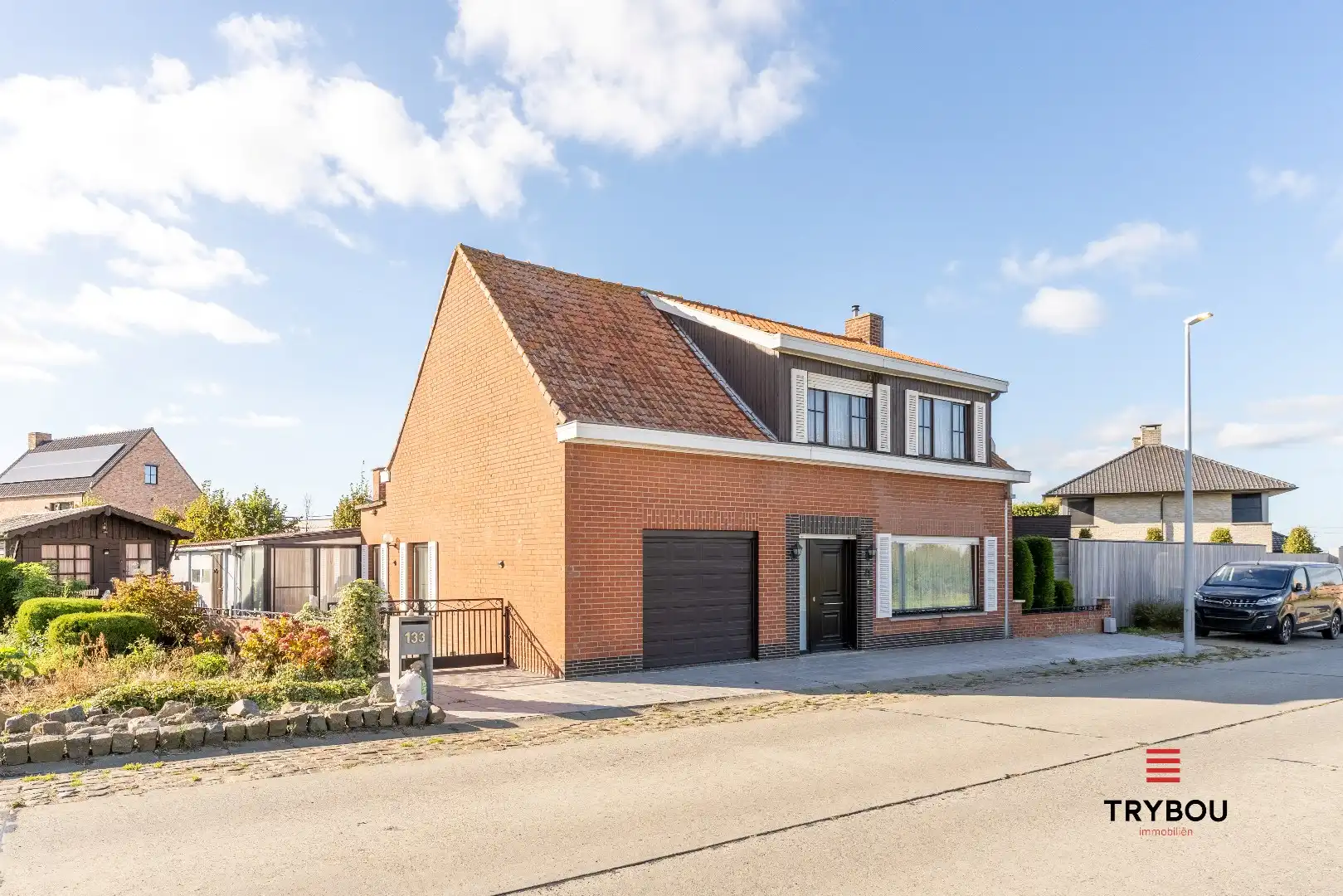 Hoofdfoto van de publicatie: Verrassend ruime woning aan de rand van Houthulst op ruim perceel van 720m².