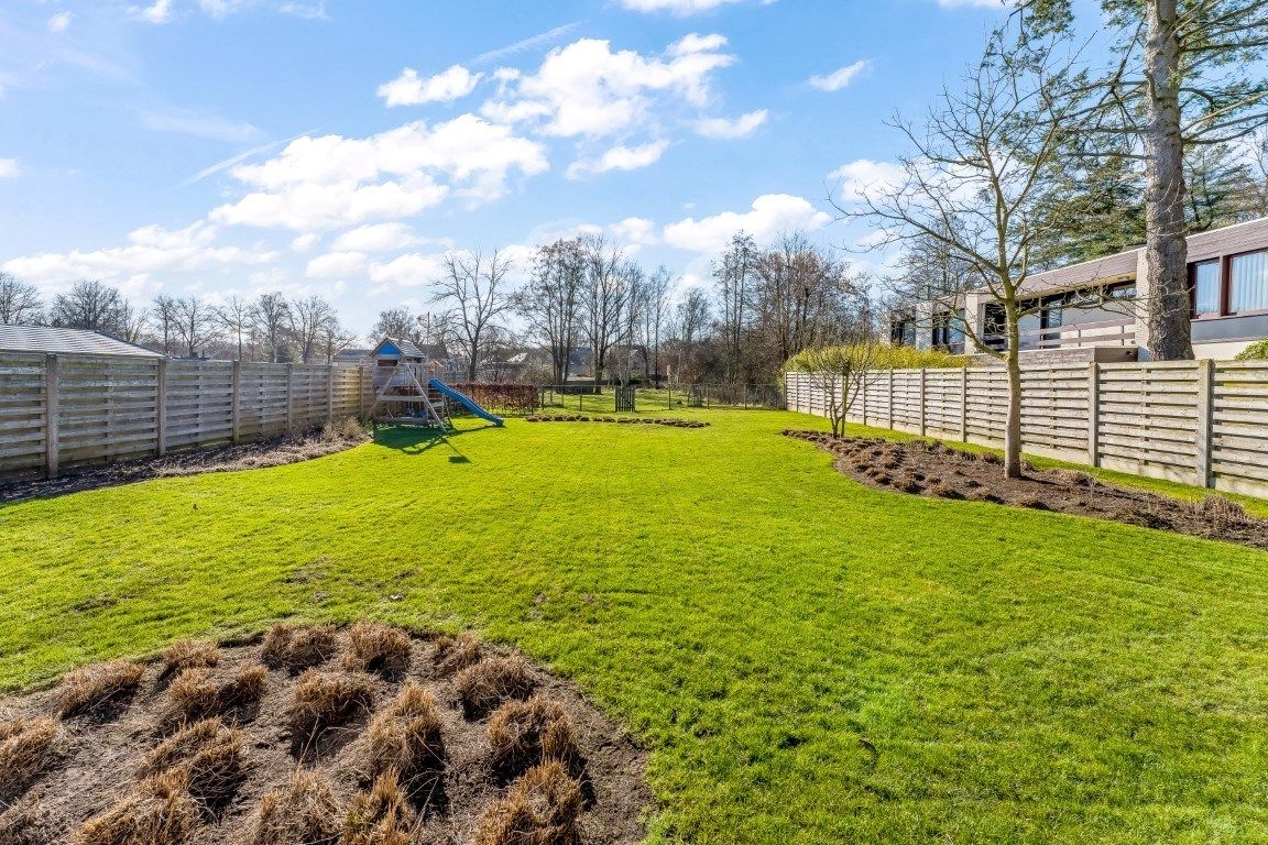 Ruim ingedeelde volledig onderkelderde woning met oa 4 slpks op 23are foto 36