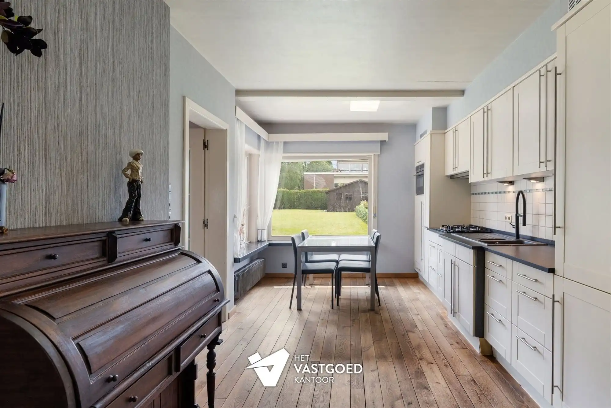 INSTAPKLARE, CENTRAAL GELEGEN WONING OP RUIM PERCEEL MET ZWEMBAD foto 6