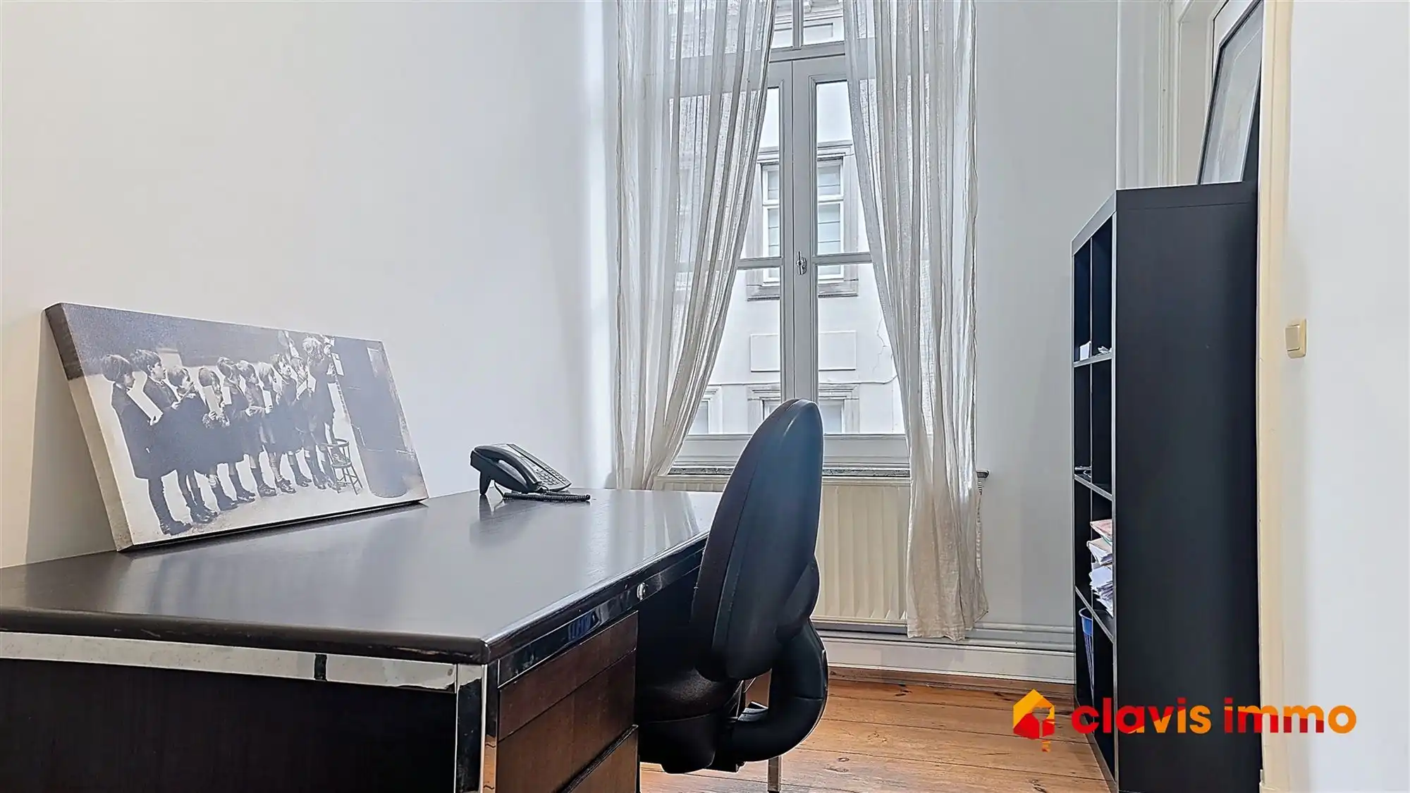 Aangenaam kantoor gelegen op de tweede verdieping van een prachtig herenhuis foto {{pictureIndex}}