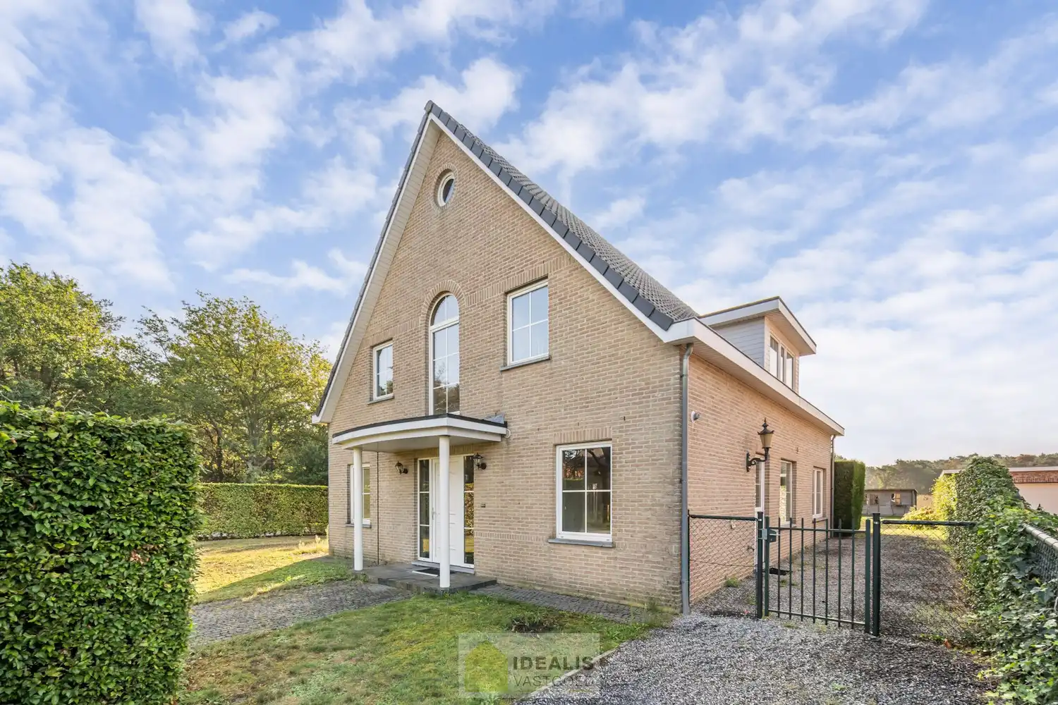IDEALIS VASTGOED – HEDENDAAGSE EENGEZINSWONING OP RUSTIGE LOCATIE MET AANGELEGDE TUIN OP EEN KNAP PERCEEL (9A87CA) NABIJ HET CENTRUM VAN PELT – De woning omvat een heerlijke lichtrijke open leefruimte met aansluitend goed uitgeruste keuken, fijne wasplaats/berging, 4 royale slaapkamers en goed ingerichte badkamer. Een praktisch ingedeelde woning op een aangenaam en ruim perceel! foto {{pictureIndex}}