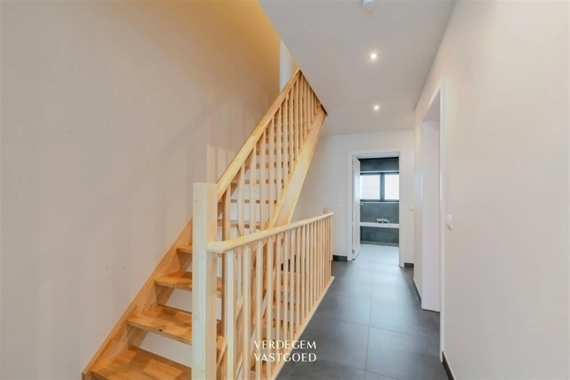 Moderne luxe en comfort in recente woning met 4 slaapkamers foto 17