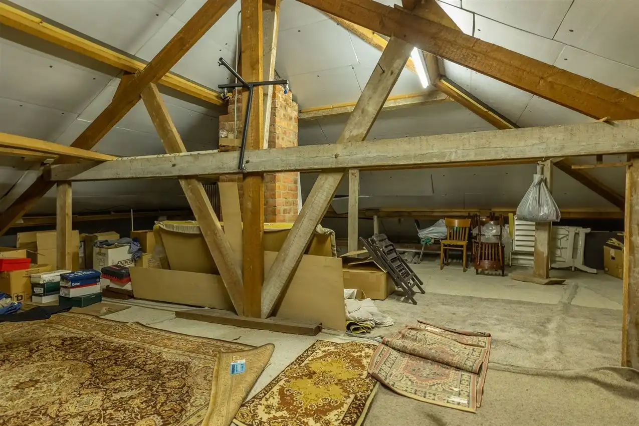 Handspand met ruime woonst en magazijn foto 16