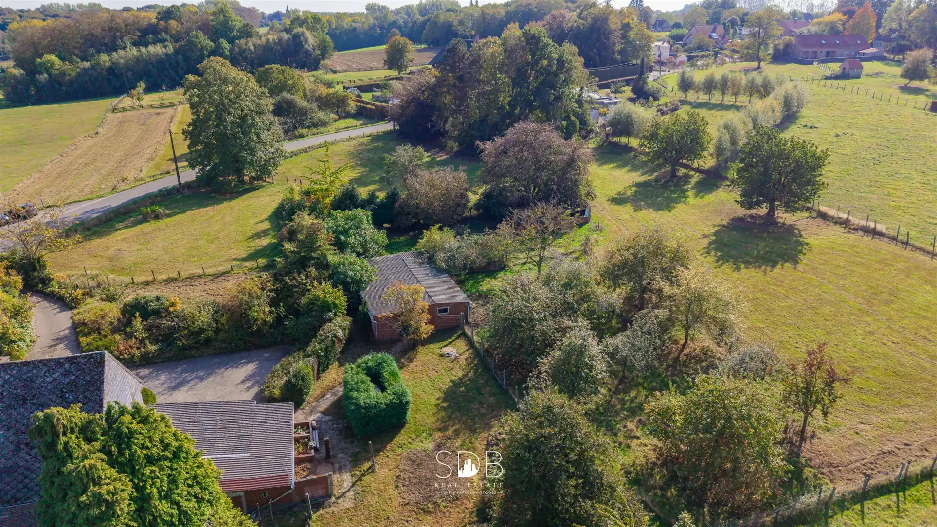 Landelijke hoeve met bijgebouwen en aanpalende graslanden op 14.677m²  foto 16
