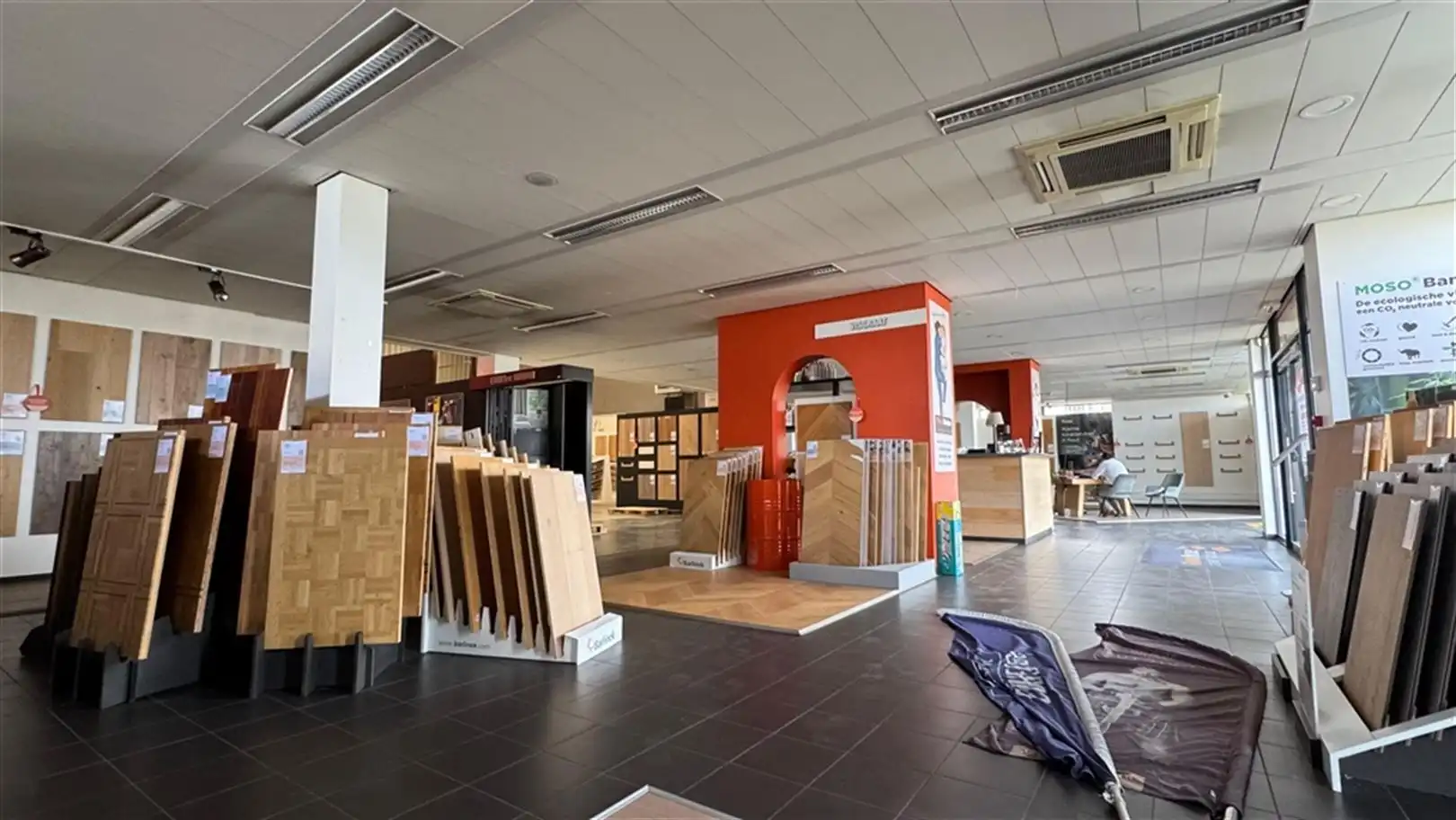 Bedrijfspand met uitmuntende zichtbaarheid foto 10