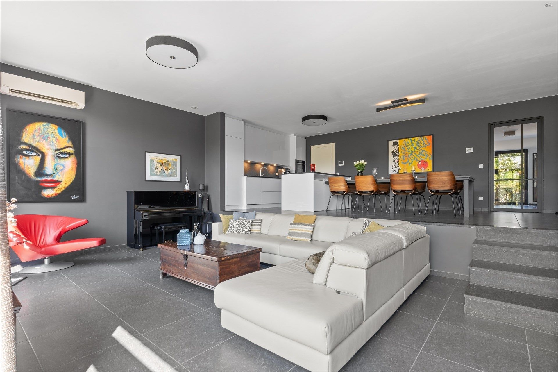Top afgewerkte woning met 5 slaapkamers en 2 badkamers foto {{pictureIndex}}
