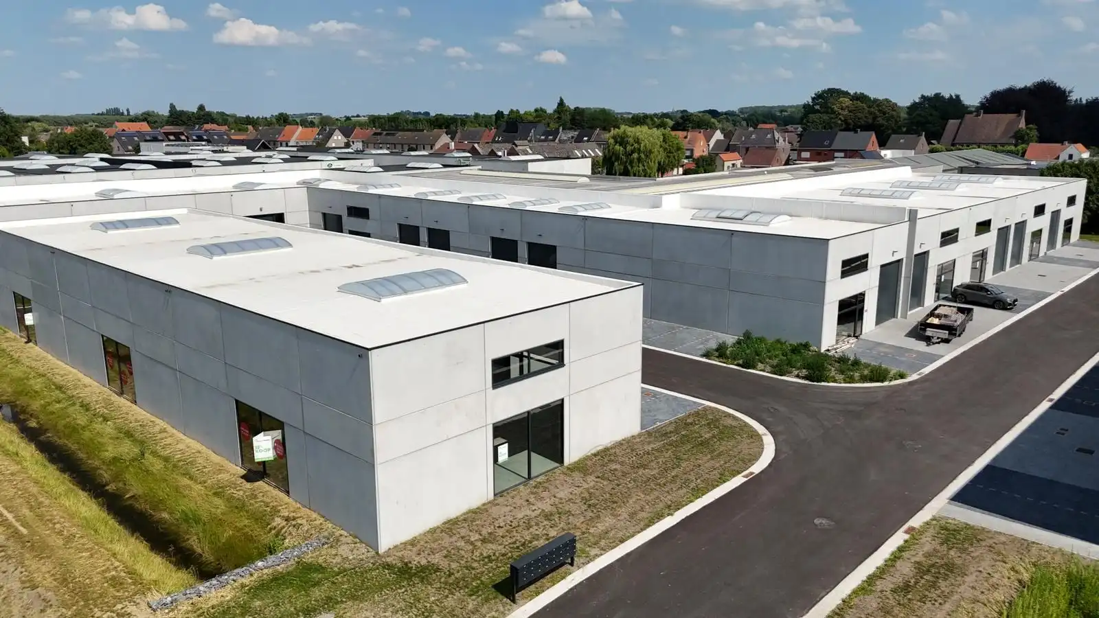 Loods te koop – 225 m² met 3 parkeerplaatsen inbegrepen op de industriezone te Ichtegem foto 12