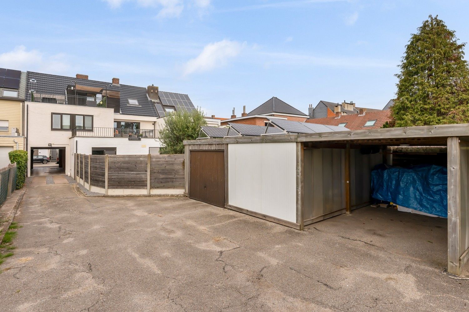 Uitzonderlijk gelijkvloers appartement met royale kelder en twee carports. foto 33