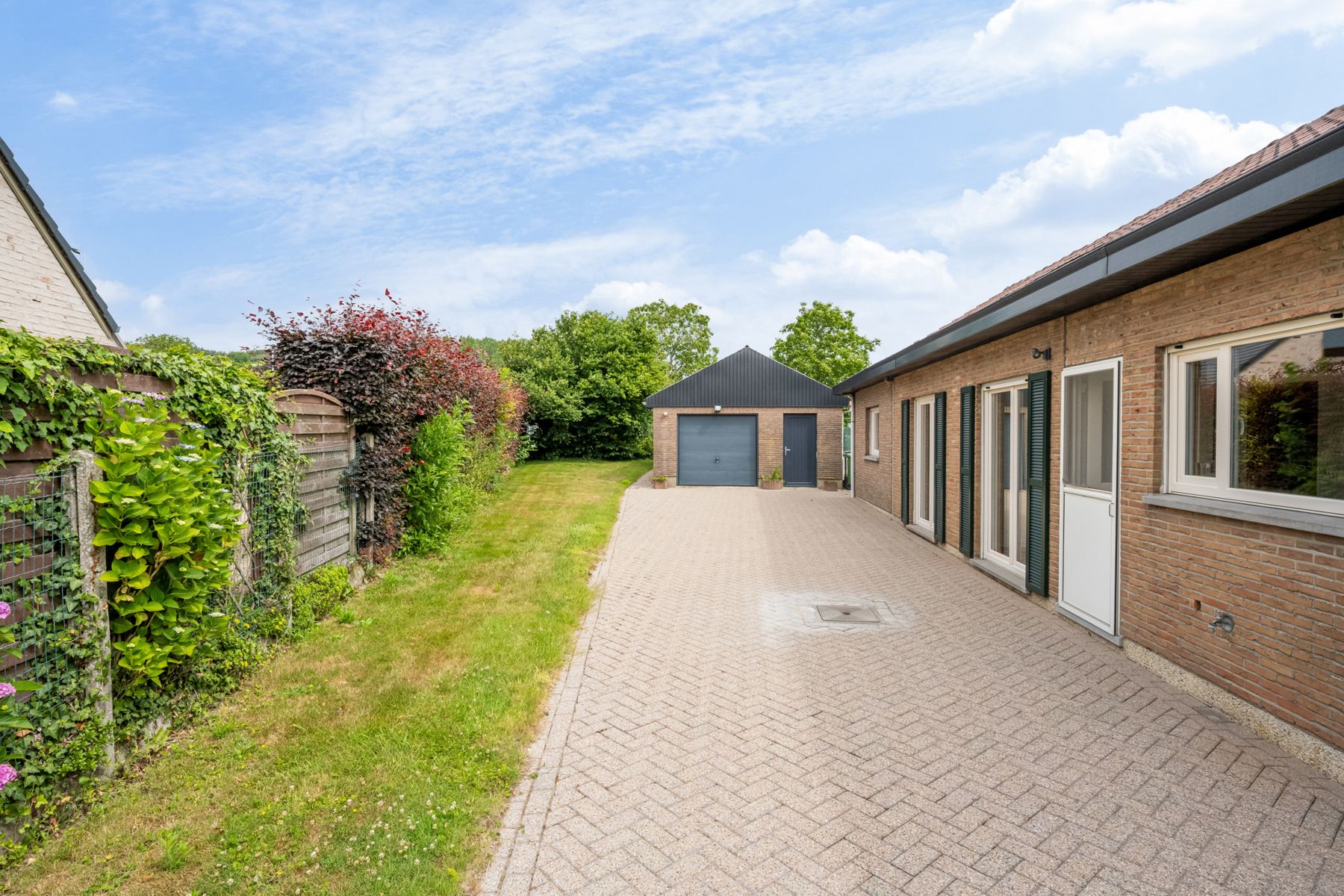Rustig gelegen bungalow met bijhorende weide, stal en garage foto 3