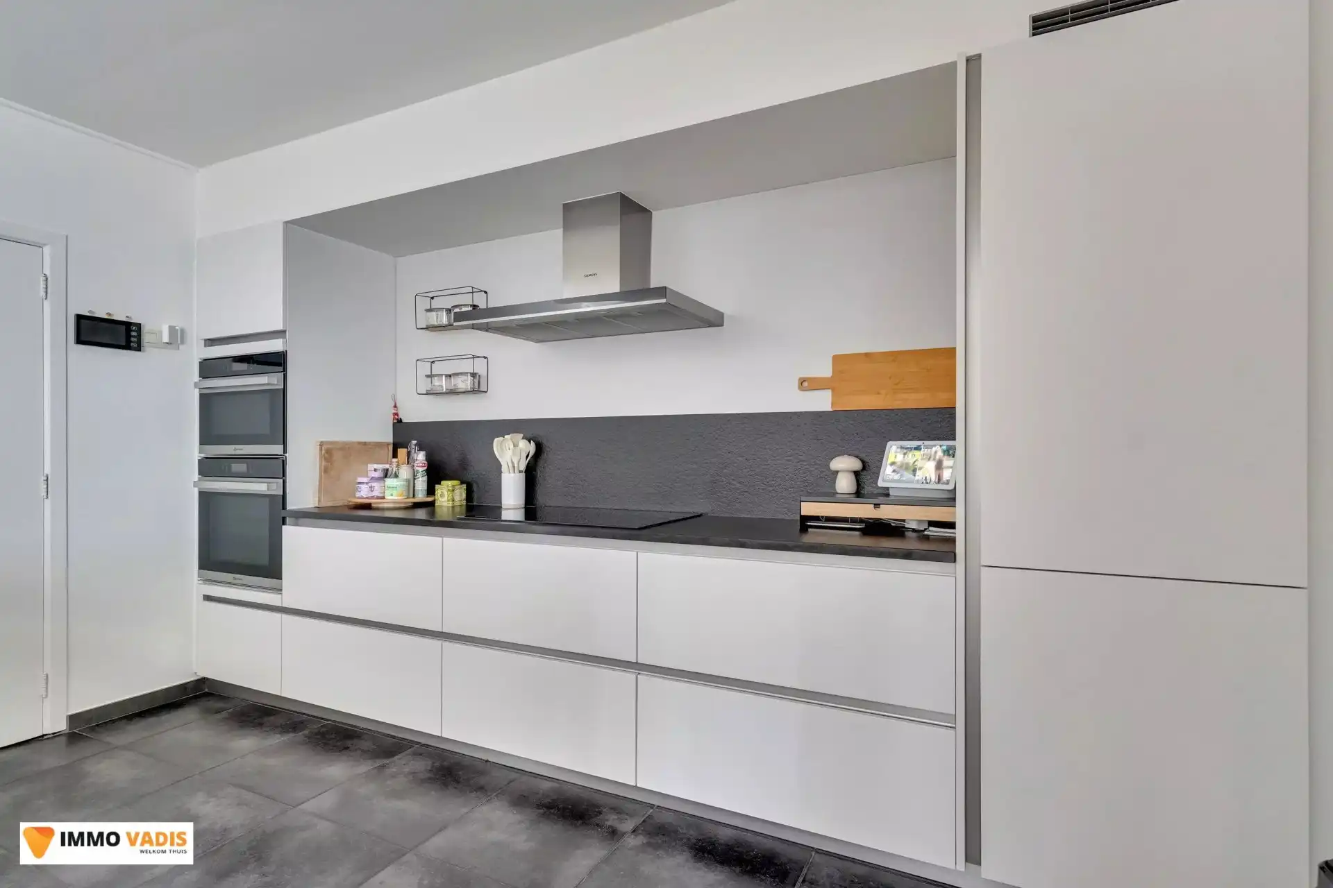 Ruime halfopen bebouwing met drie slaapkamers en tuin foto 6