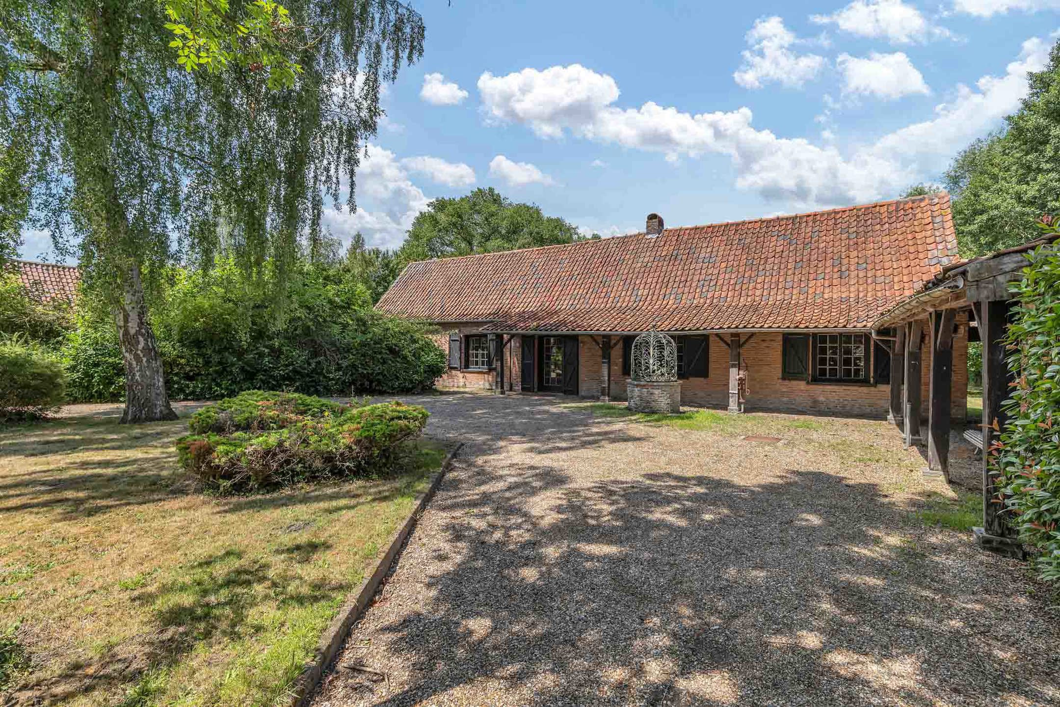 Uniek landhuis met aparte conciergewoning op 2 Hect grond foto 3