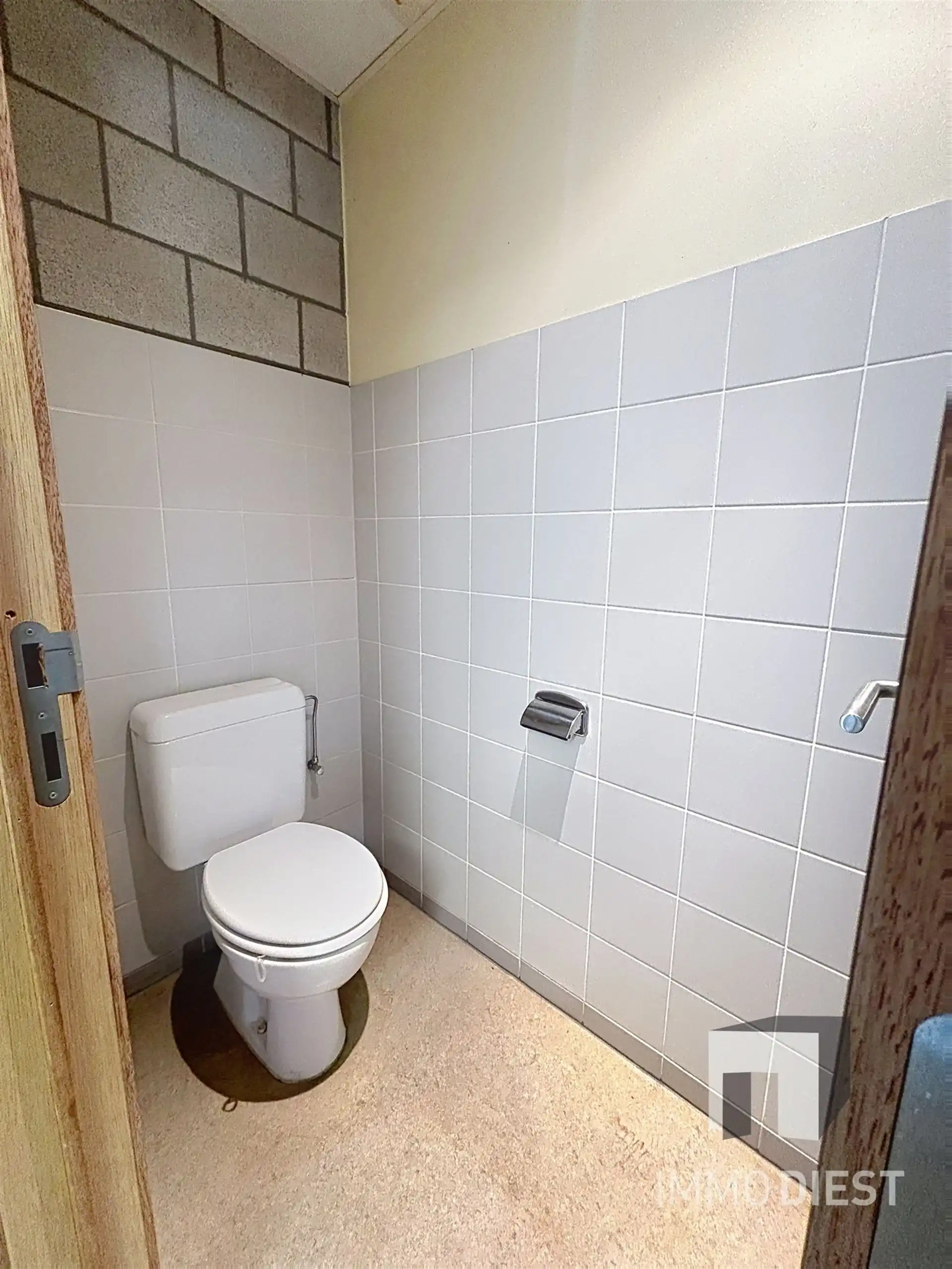 Magazijn met bureel op triple A-locatie foto 14