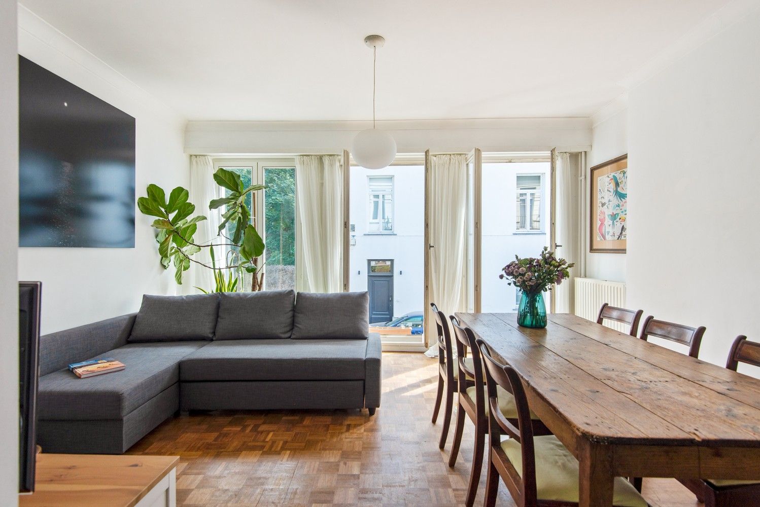 Karaktervol herenhuis met 3 slaapkamers, 2 badkamers, terras en garage. foto 8