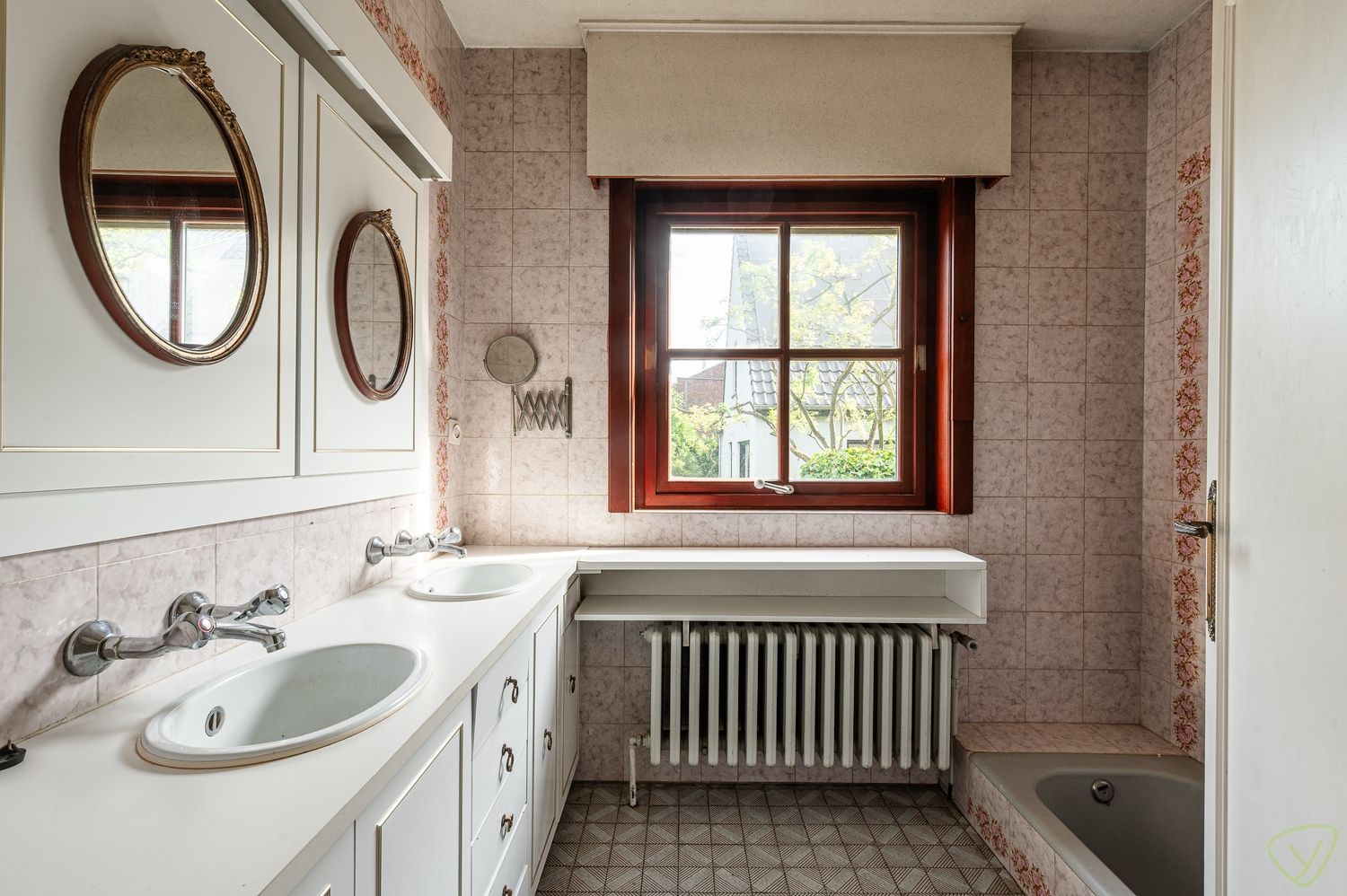 Vrijstaande te renoveren villa op uitzonderlijk groot perceel met bosgrond in Lembeke foto 11