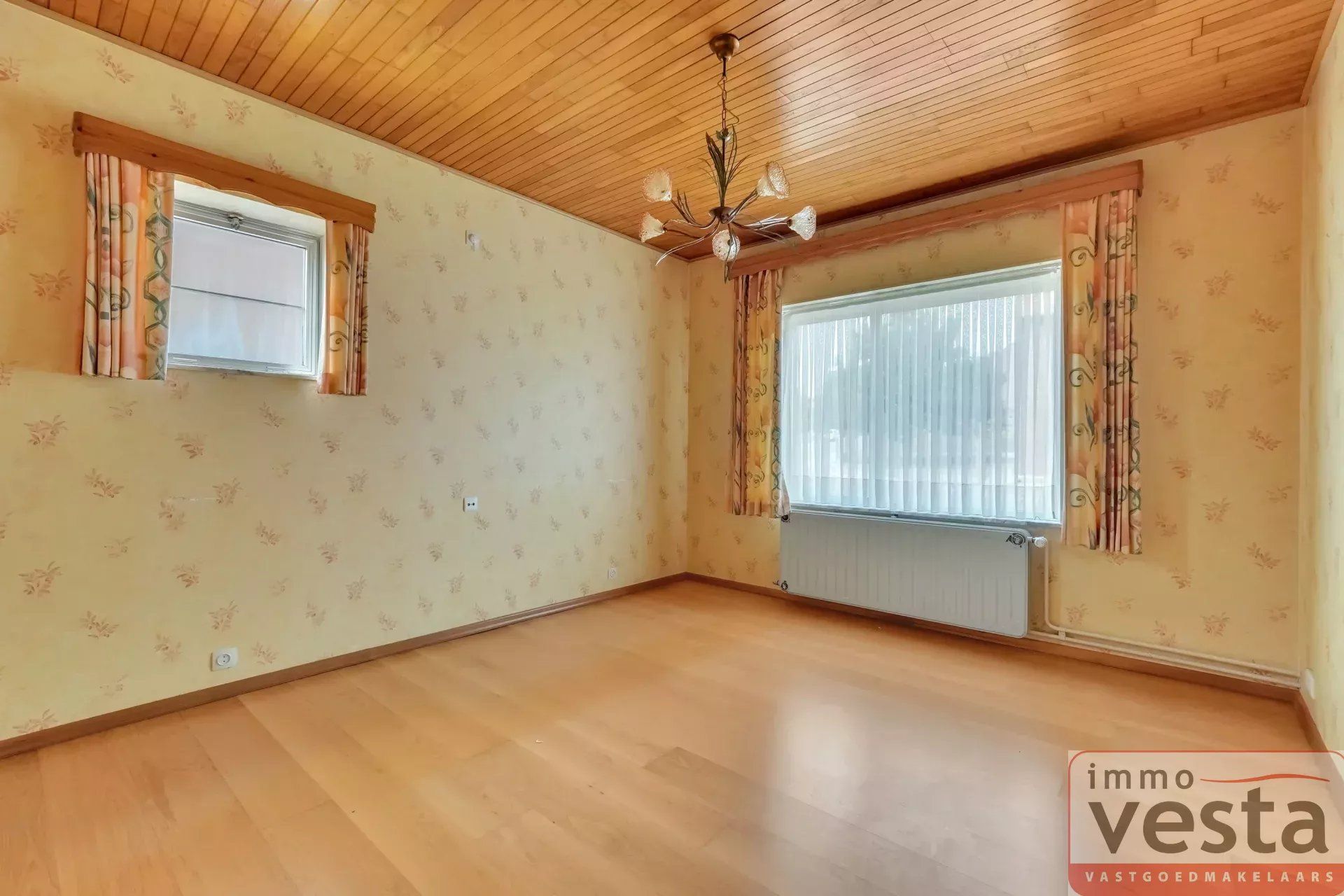 Ruime, op te knappen villa met handelsruimte foto 21